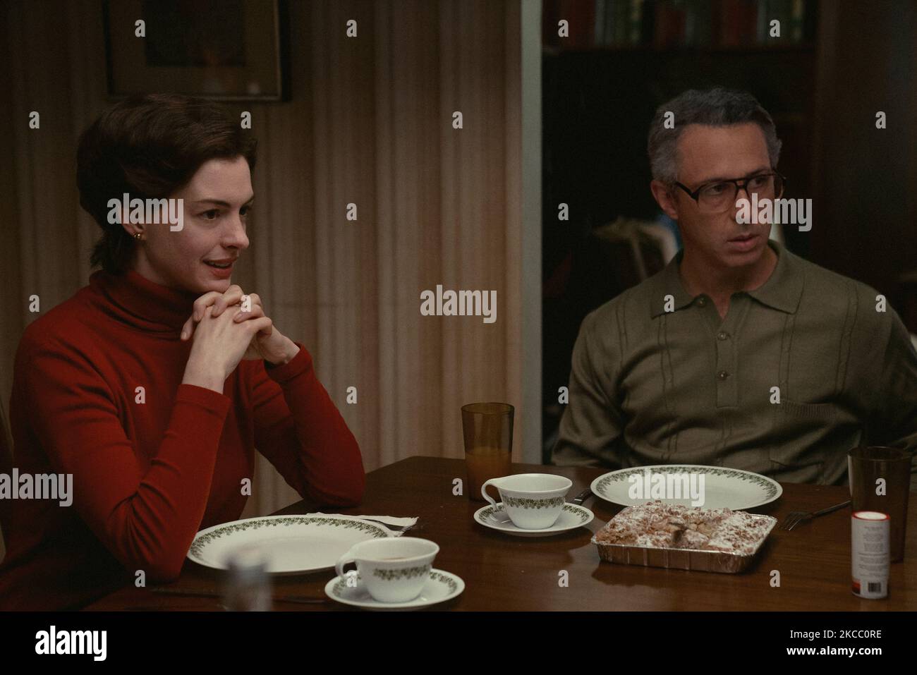 VERÖFFENTLICHUNGSDATUM: November 4, 2022. TITEL: Armageddon Time. STUDIO: Focus-Funktionen. REGIE: James Gray. PLOT: Eine zutiefst persönliche Coming-of-Age-Geschichte über die Stärke der Familie und die Generationenverfolgung des amerikanischen Traums. HAUPTROLLE: ANNE HATHAWAY als Esther Graff, JEREMY STRONG als Irving Graff . (Kreditbild: © MGM/Entertainment Picturs) Stockfoto