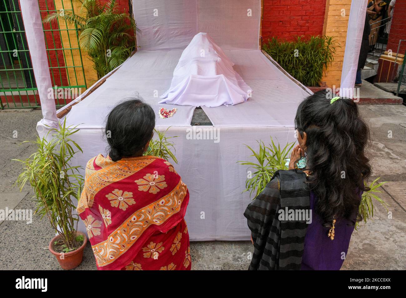 Anhänger betet am 2. April 2021 vor einem Idol, das den Körper Jesu Christi nach der Kreuzigung darstellt, in einer Kirche in Kalkutta, Indien. (Foto von Debarchan Chatterjee/NurPhoto) Stockfoto