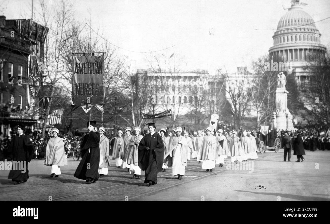 Krankenschwestern marschieren, um das Frauenwahlrecht in der Nähe des US-Kapitols zu unterstützen. Stockfoto