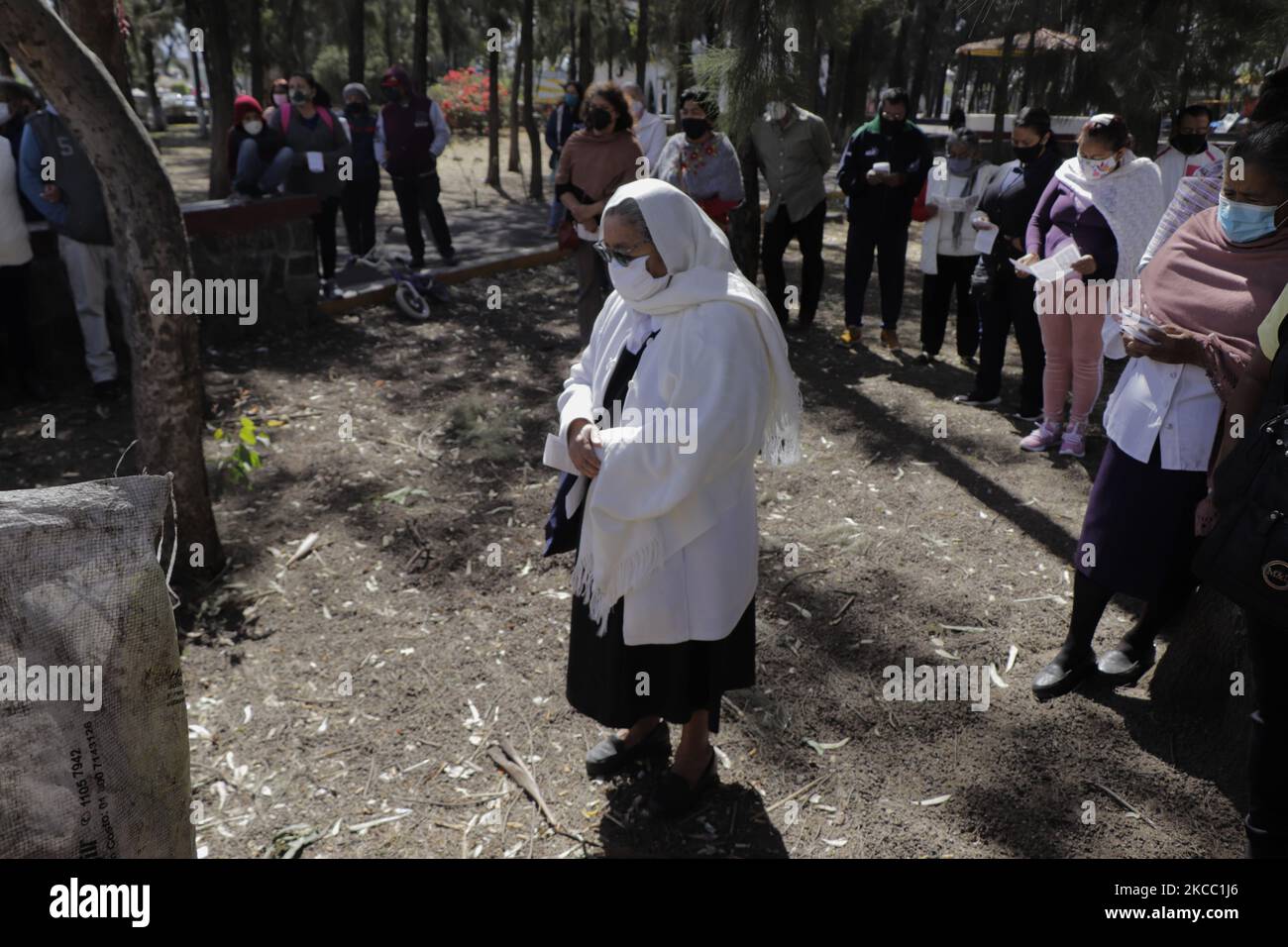 Eine Frau außerhalb der Pfarrei des Heiligen Geistes und der Muttergottes von Fatima in der Gemeinde Tlahuac, Mexiko-Stadt, während der Prozession des Kreuzes und der Passion Christi trotz des Gesundheitsnotfalls COVID-19 und der orangefarbenen epidemiologischen Ampel in der Hauptstadt. (Foto von Gerardo Vieyra/NurPhoto) Stockfoto