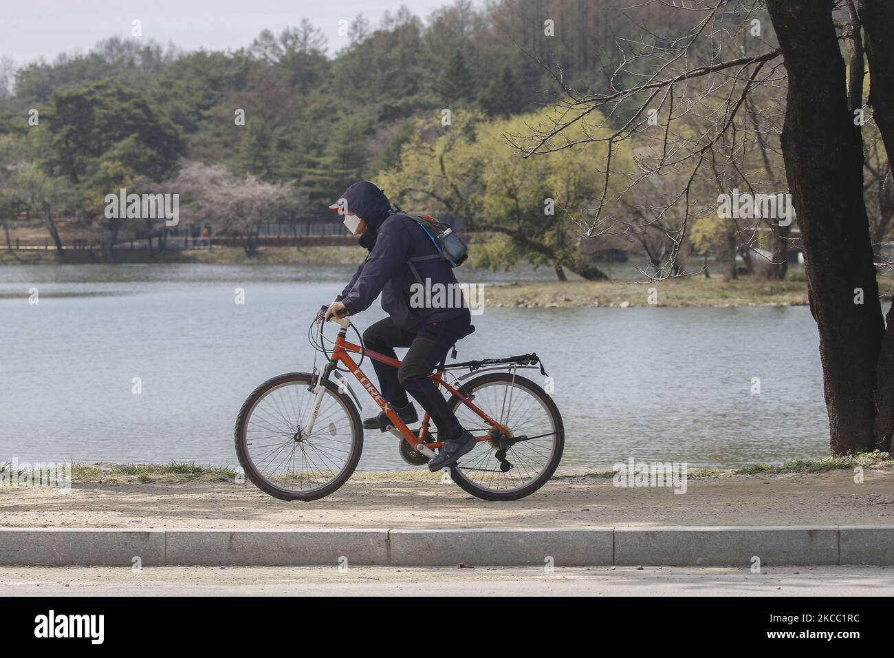 02. April 2021-Jecheon, Südkorea-Besucher-Radtour in der Nähe des Uirimji-Sees in Jecheon, Südkorea. (Foto von Seung-il Ryu/NurPhoto) Stockfoto