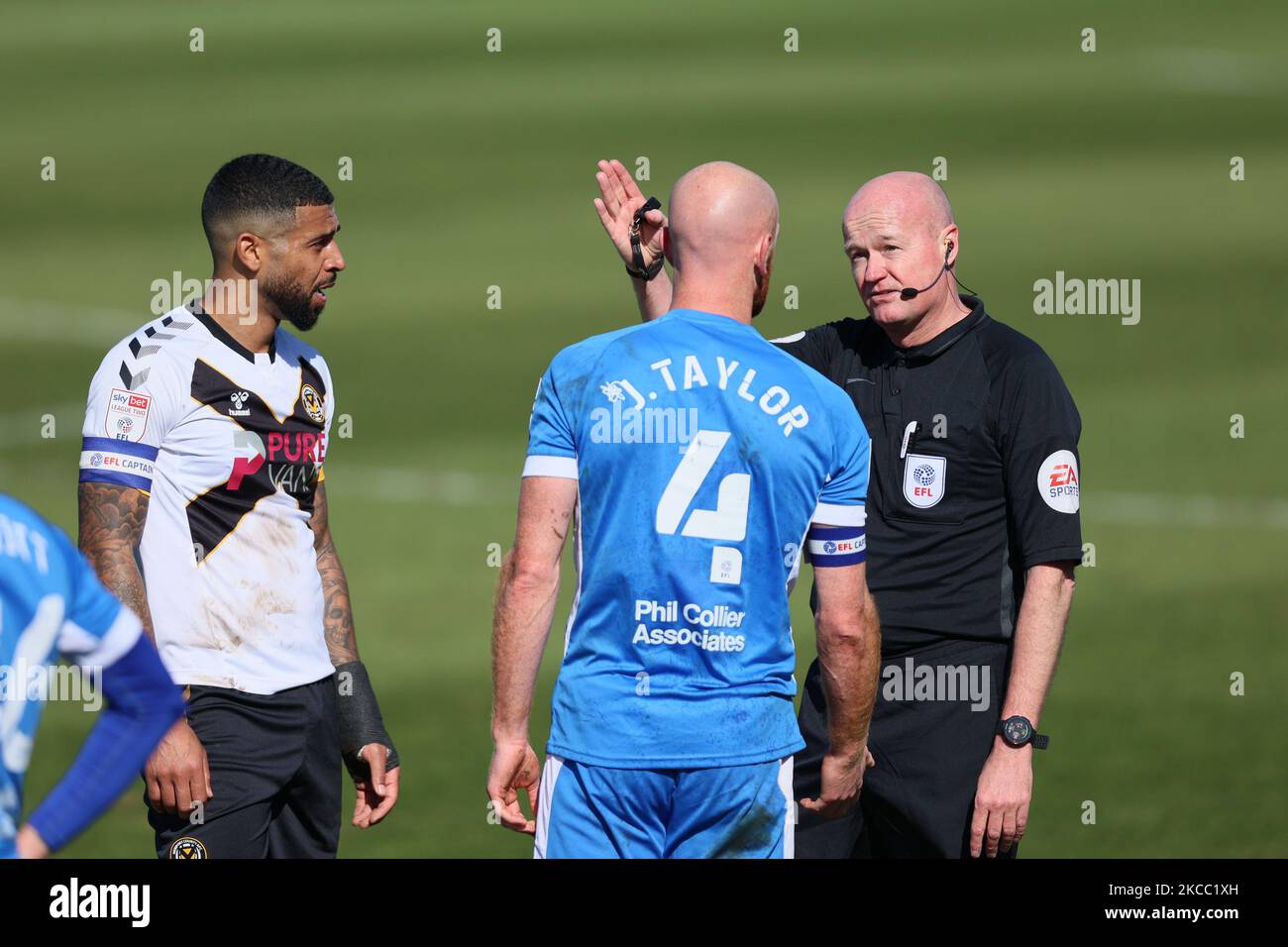 Mit Jason Taylor von Barrow spricht Lee Mason zusammen mit Joss Labadie von Newport County während des SkyBet League 2-Spiels zwischen Barrow und Newport County im Holker Street Stadium, Barrow-in-Furness, am Freitag, dem 2.. April 2021. (Foto von Pat Scaasi/MI News/NurPhoto) Stockfoto