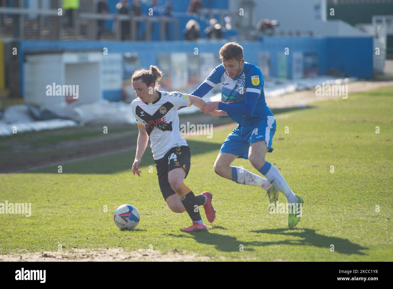 Aaron Lewis von Newport County auf dem Ball während des SkyBet League 2-Spiels zwischen Barrow und Newport County im Holker Street Stadium, Barrow-in-Furness, am Freitag, 2.. April 2021. (Foto von Pat Scaasi/MI News/NurPhoto) Stockfoto