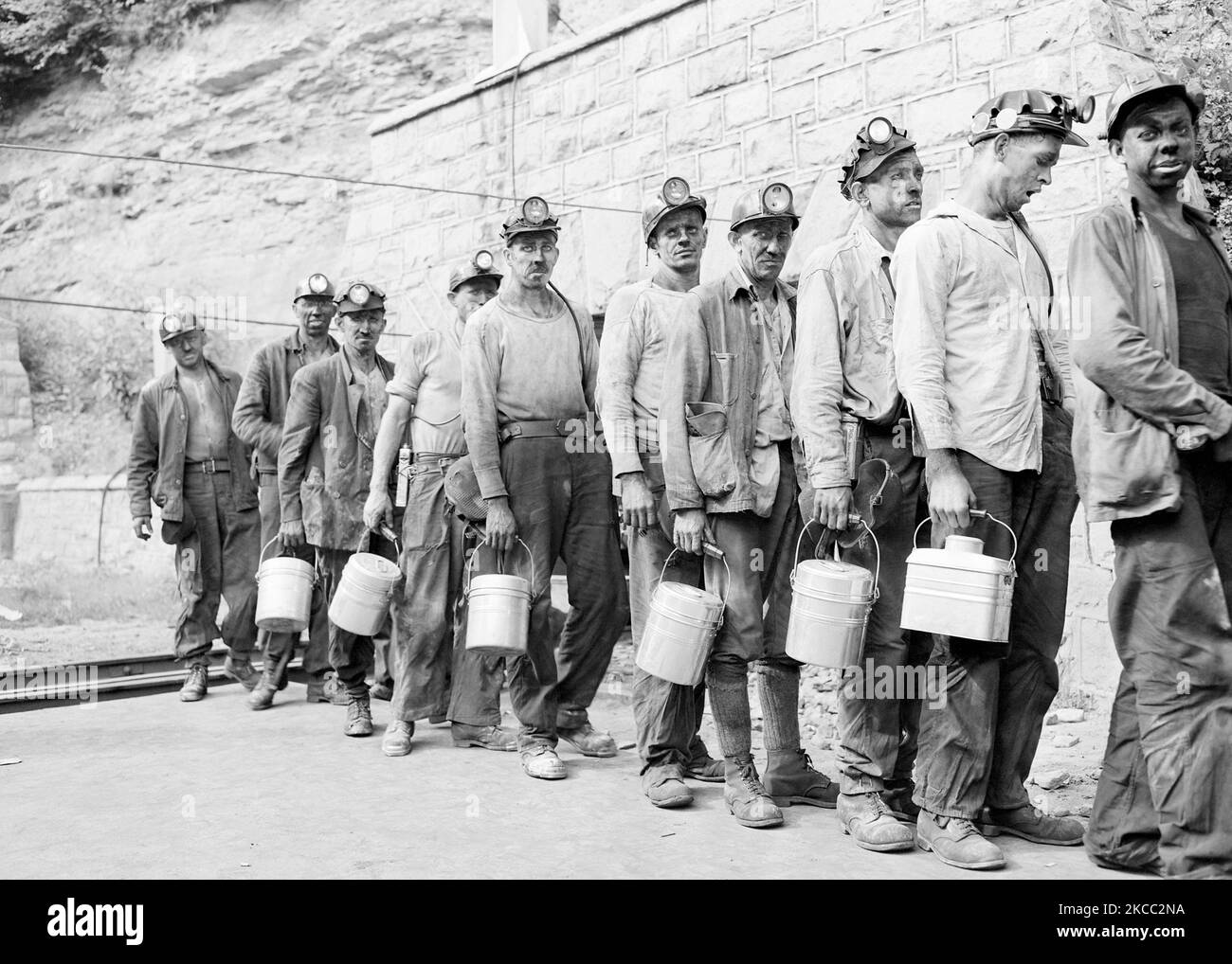 Kohlebergarbeiter nach Abschluss der Morgenschicht, West Virginia, 1946. Stockfoto