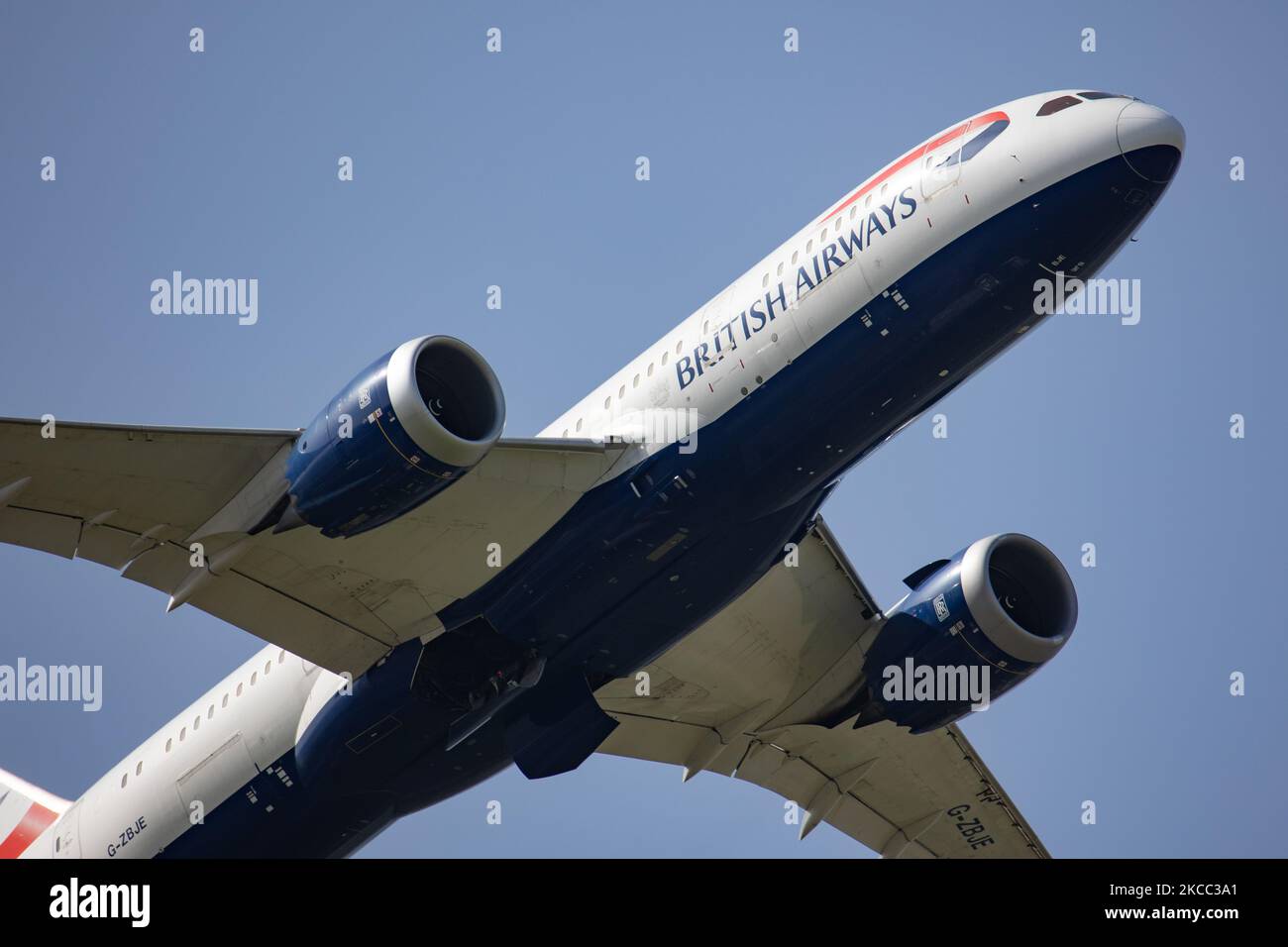 British Airways Boeing 787 Dreamliner Flugzeuge wie gesehen, die während der Rotation am blauen Himmel abfliegen, starten, fliegen und die Landegetriebephase vom Flughafen Amsterdam Schiphol AMS EHAM International zurückfahren. Das moderne Flugzeug, ein breiter Körper B787, hat die Registrierung G-ZBJE und wird von 2x RR-Düsenmotoren angetrieben. British Airways BA verbindet die niederländische Stadt mit der britischen Hauptstadt London LHR Heathrow Airport. BA ist die Flaggenfluggesellschaft des Vereinigten Königreichs, Mitglied der one world Aviation Alliance Gruppe und gehört der IAG International Airlines Group. Die Passagierzahlen der Weltluftfahrt sind aufgrund von Zahlen zurückgegangen Stockfoto