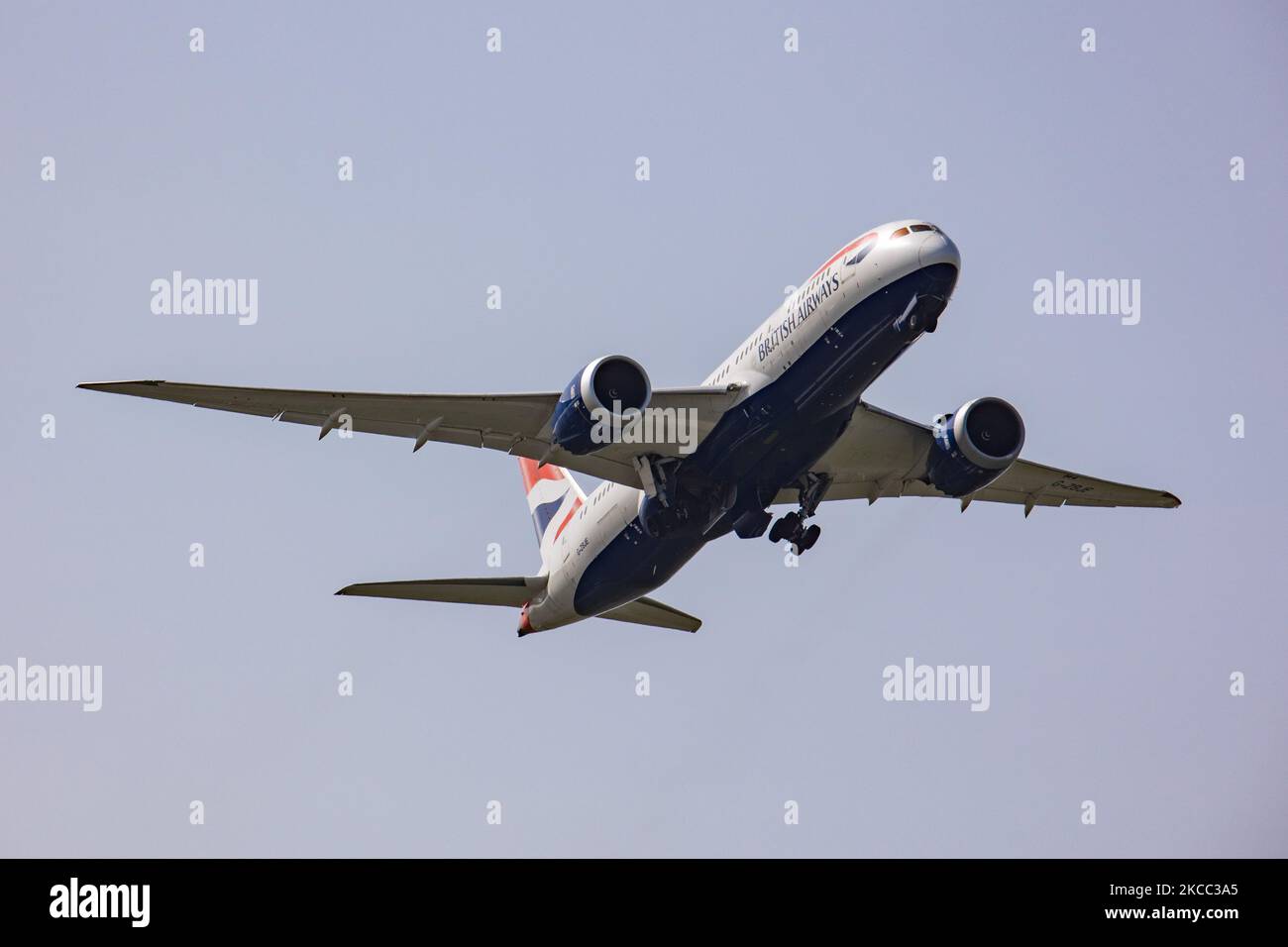 British Airways Boeing 787 Dreamliner Flugzeuge wie gesehen, die während der Rotation am blauen Himmel abfliegen, starten, fliegen und die Landegetriebephase vom Flughafen Amsterdam Schiphol AMS EHAM International zurückfahren. Das moderne Flugzeug, ein breiter Körper B787, hat die Registrierung G-ZBJE und wird von 2x RR-Düsenmotoren angetrieben. British Airways BA verbindet die niederländische Stadt mit der britischen Hauptstadt London LHR Heathrow Airport. BA ist die Flaggenfluggesellschaft des Vereinigten Königreichs, Mitglied der one world Aviation Alliance Gruppe und gehört der IAG International Airlines Group. Die Passagierzahlen der Weltluftfahrt sind aufgrund von Zahlen zurückgegangen Stockfoto