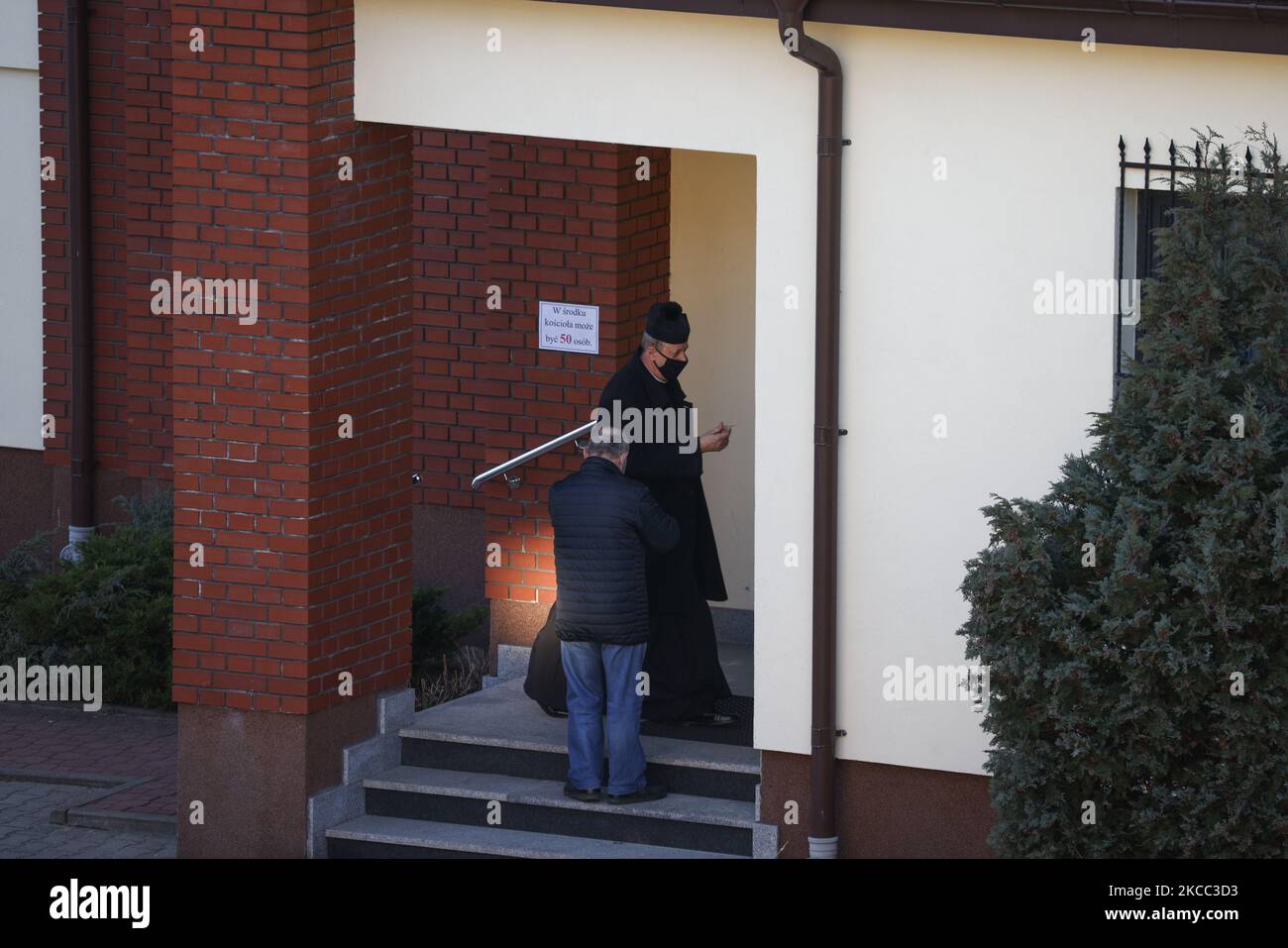 Ein Geistlicher nimmt einen Schlüssel, um am 3. April 2021 in Warschau, Polen, am Vortag der Osterzeit eine Kirche zu eröffnen. Die polnische Regierung hat die Sperrbeschränkungen für die zwei Wochen um Ostern weiter verschärft und große Geschäfte, Hotels sowie Haar- und Nagelstudios geschlossen. Nach einem Anstieg der täglichen Fälle von Coronavirus-Infektionen, die teilweise durch Reisende aus Großbritannien während der Weihnachtszeit verursacht wurden, hat die polnische Regierung die Reise- und Kirchenbesuchszeit für einen der Hauptfeiertage des Landes eingeschränkt. (Foto von Jaap Arriens/NurPhoto) Stockfoto