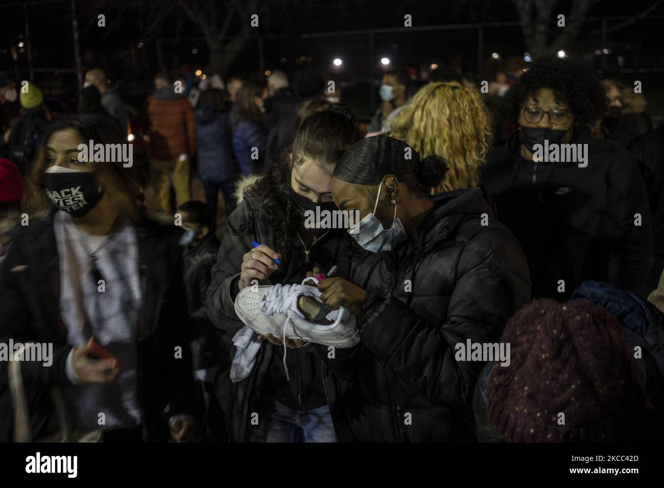 Mitglieder der Gemeinschaft unterzeichnen Sneakers von Xavier Louis-Jacques, 19, aus Cambridge, Massachusetts, während einer Mahnwache nach seinem Erschießungstod. Louis-Jacques wurde eine Woche zuvor (am 27. April) neben dem Basketballplatz in der Nähe seines Hauses angeschossen und getötet. Der junge Mann wurde als ein sehr geliebter Student und Athlet in Erinnerung gerufen. Er kam zusammen, um am 3. April 2021 an einer Mahnwache zum Gedenken an Xavier Louis-Jacques, 19, aus Cambridge, Massachusetts, teilzunehmen. Louis-Jacques wurde eine Woche zuvor (am 27. April) neben dem Basketballplatz in der Nähe seines Hauses angeschossen und getötet. Der junge Mann wurde als sehr geliebter Student und Athlet in Erinnerung gerufen Stockfoto