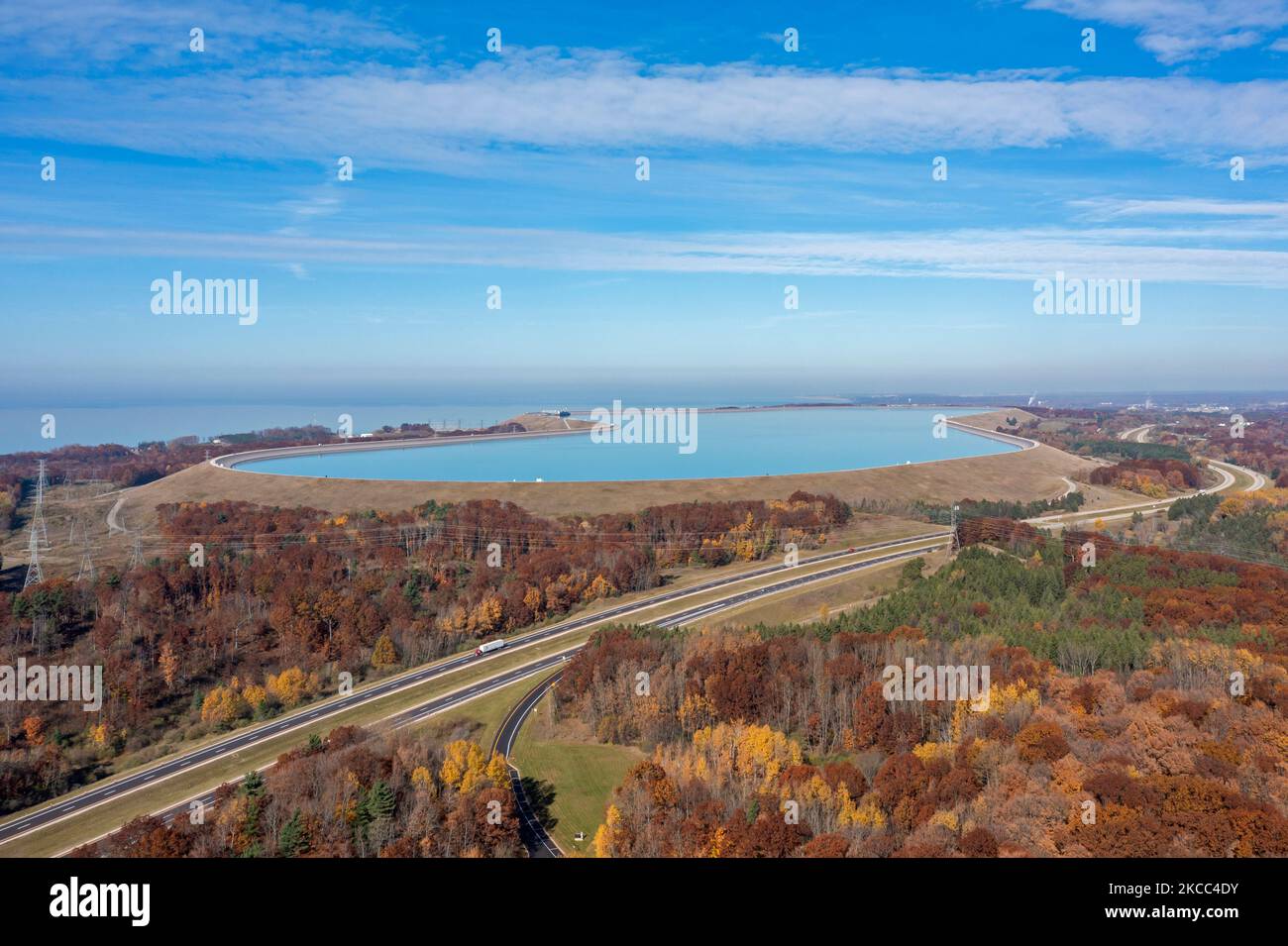 Ludington, Michigan – das Pumpspeicherkraftwerk von Consumers Energy am Lake Michigan. Der obere Stausee liegt 363 Fuß über dem Seegiveau. Wa Stockfoto