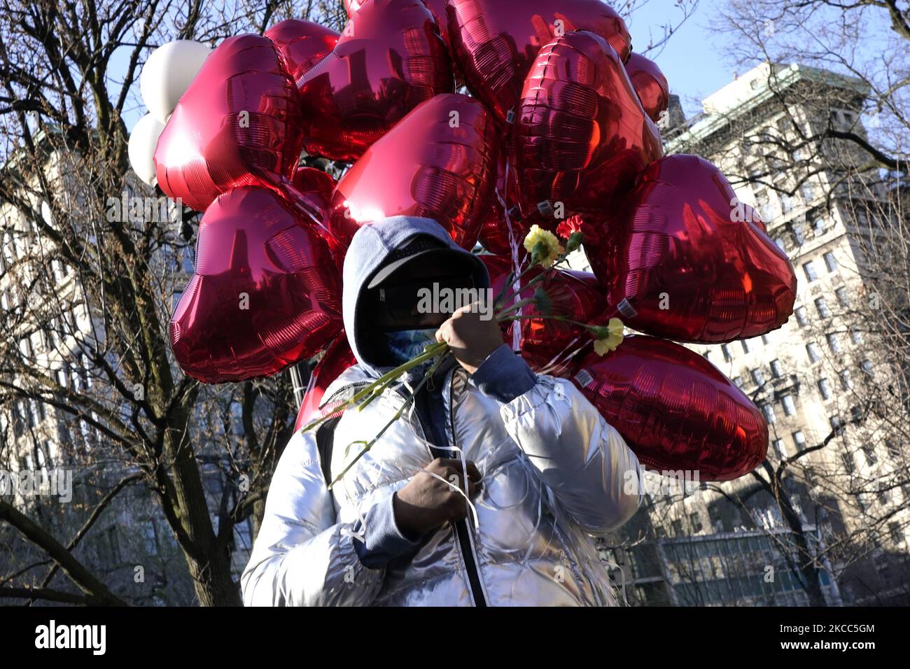 Menschen marschieren mit Ballons und Plakaten durch die Straßen zum Washington Square, zum Gedenken an Jamarion Robinson, der am 3. April 2021 in New York City, USA, 76 Mal von Bundesagenten geschossen wurde. Nach Angaben der Polizei von Atlanta wurde am 5. August 2016 in East Point Georgia ein Haftbefehl ausgestellt, der von Bundesagenten im Zusammenhang mit verschiedenen Verbrechen, darunter das Zeigen einer Waffe auf Offiziere, der Versuch, ein Feuer zu setzen und mehrere Verkehrsverletzungen, für Robinson hingerichtet werden sollte. Bei Robinson wurde eine paranoide Schizophrenie diagnostiziert. (Foto von John Lamparski/NurPhoto) Stockfoto