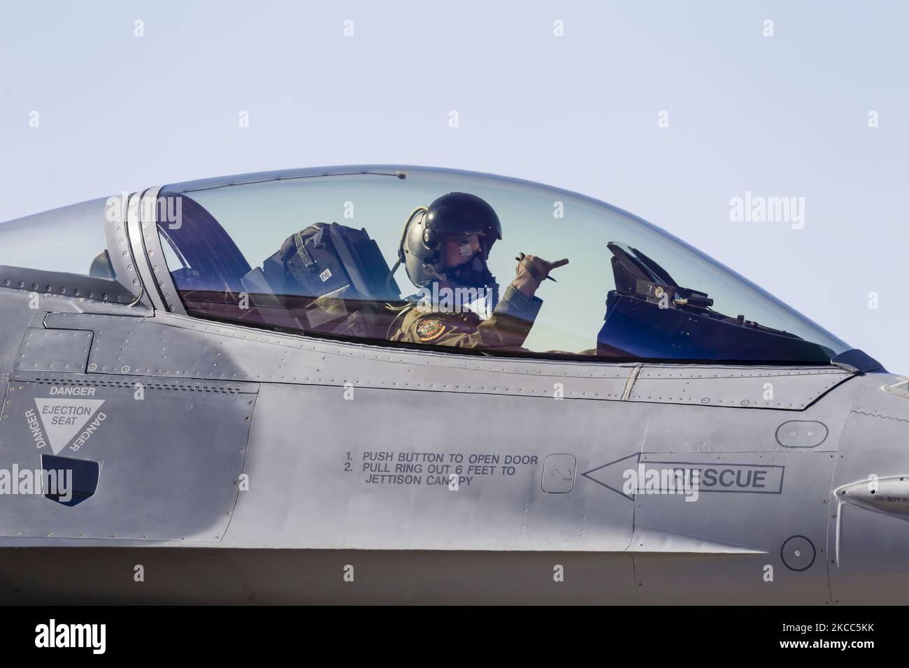 Ein Pilot der US Air Force F-16C taxi seinen Jet zur Startbahn. Stockfoto