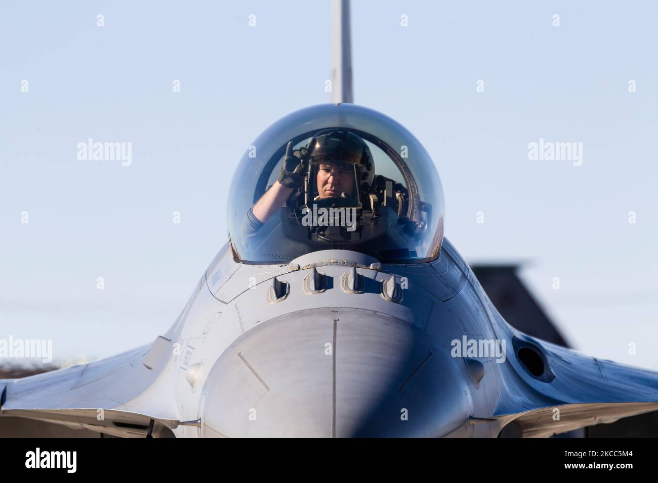 Ein F-16CJ der US-Luftwaffe, der Falcon bekämpft, winkt vor dem Abflug. Stockfoto