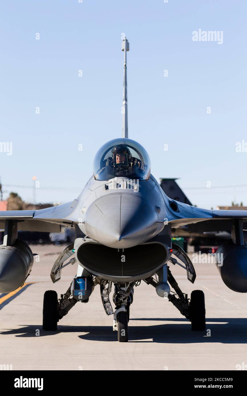 Eine F-16CJ der US-Luftwaffe, die Falcon bekämpft, wird vor dem Abflug einer Endkontrolle unterzogen. Stockfoto