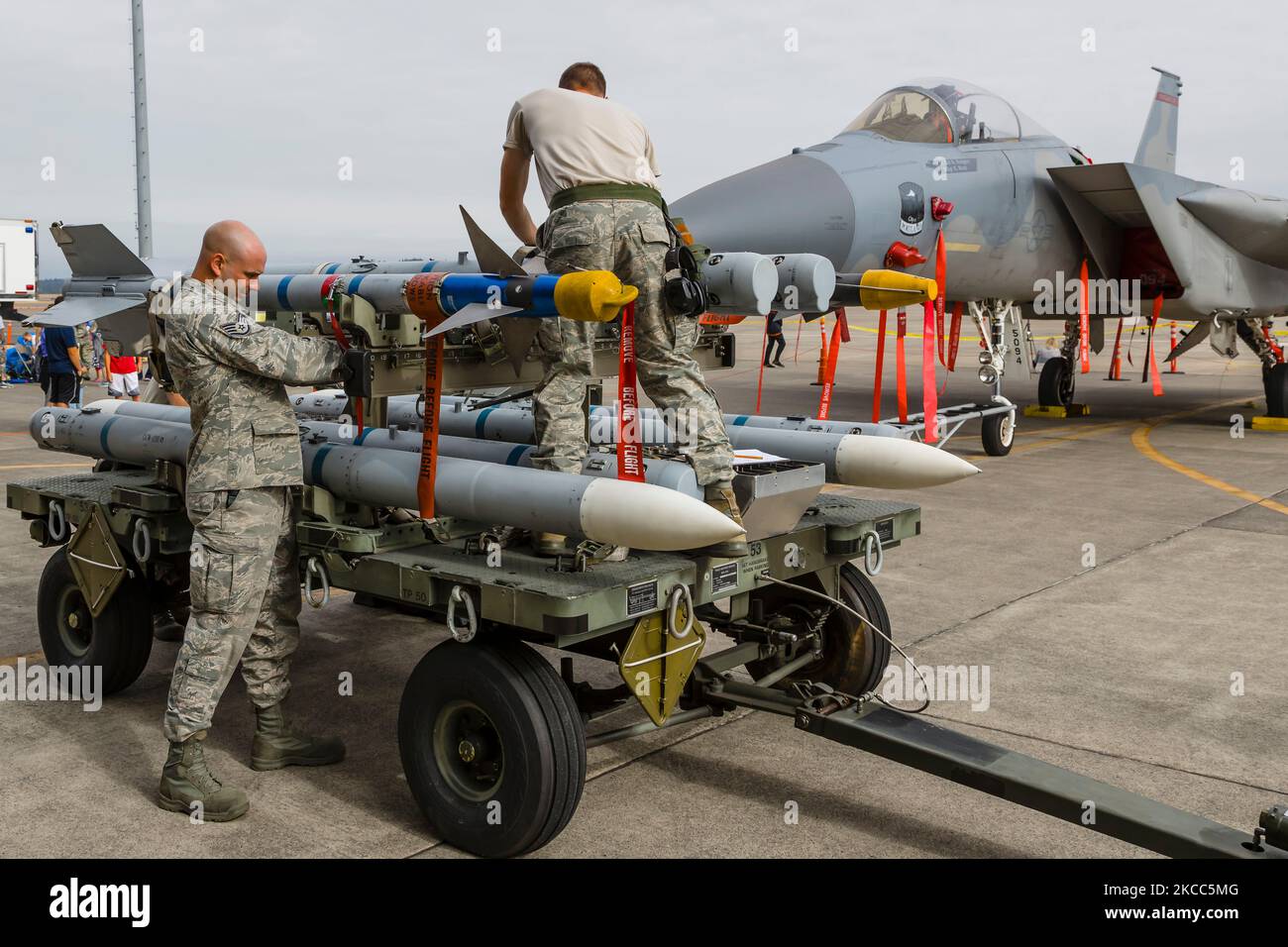 Besatzungen der Oregon Air National Guard bereiten sich darauf vor, Raketen auf einen F-15C Eagle zu laden. Stockfoto