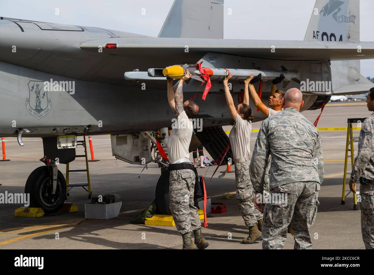Besatzungen der Oregon Air National Guard laden Raketen auf einen F-15C Eagle. Stockfoto