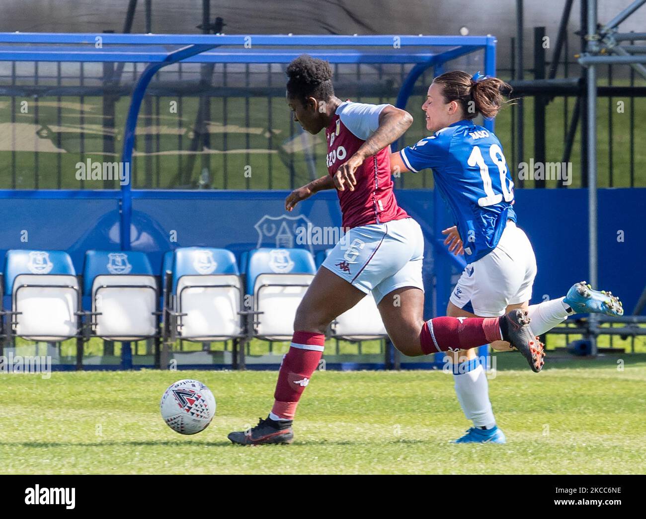 Anita Asante vom Aston Villa Ladies FC kämpft während der Barclays FA Women's Super League zwischen Everton Women und Aston Villa Women am 04.. April 2021 im Walton Hall Park Stadium, Liverpool UK um den Besitz mit Hayley Raso von Everton Ladies (Foto by Action Foto Sport/NurPhoto) Stockfoto