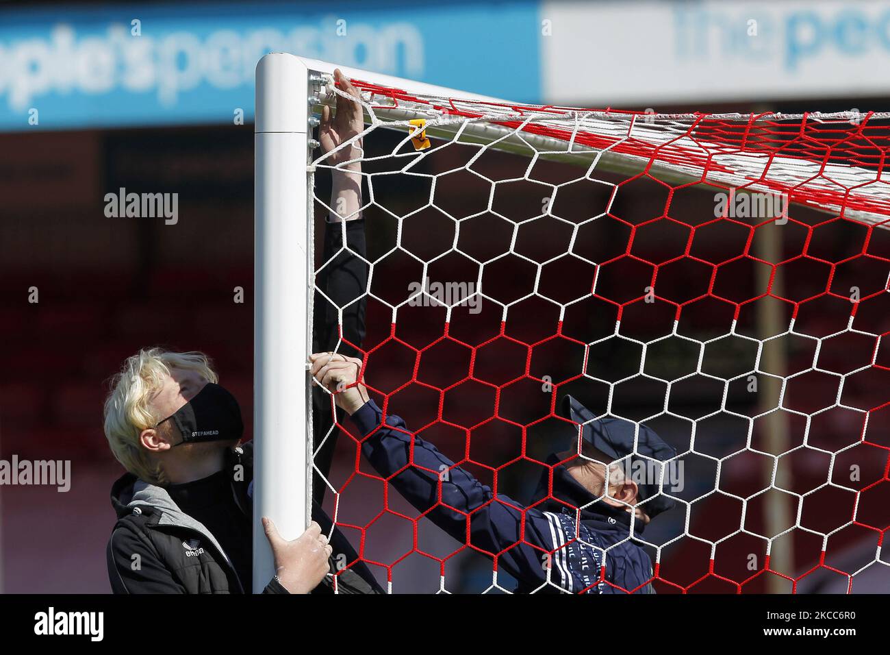 Bodenpersonal kümmert sich am 04.. April 2021 im People's Pension Stadium in Crawley, England, um eine Lücke im Tornetz während des Spiels der Barclays FA Women Super League zwischen Brighton und Hove Albion Women und Manchester United Women (Foto by Action Foto Sport/NurPhoto) Stockfoto