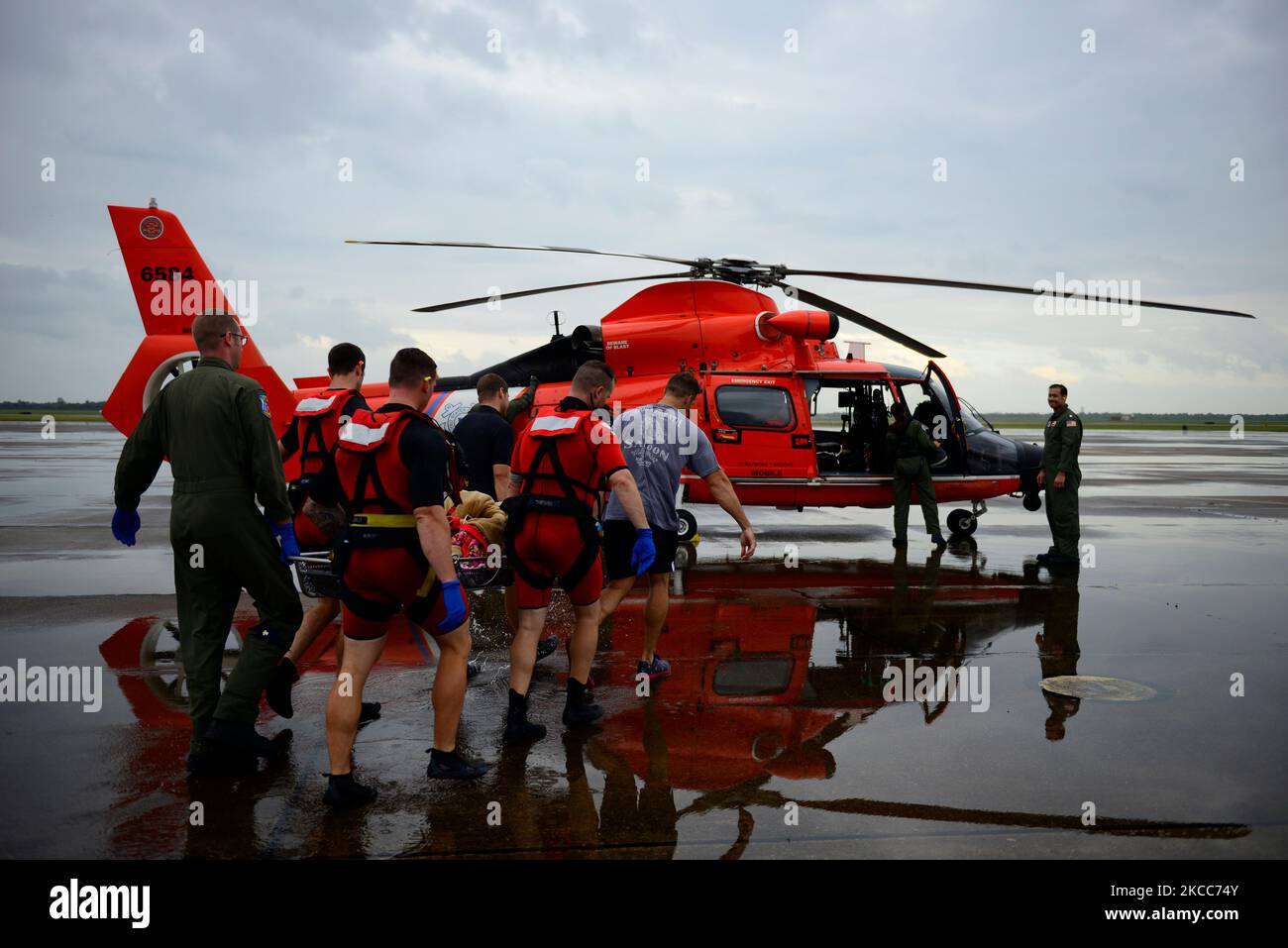 U.S. Coast Guardsmen reagieren auf Such- und Rettungsanträge des Hurricks Harvey in Texas. Stockfoto