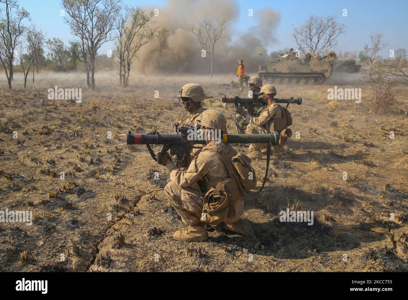 Marines feuern über die Schulter gestartete Mehrzweck-Angriffswaffen. Stockfoto