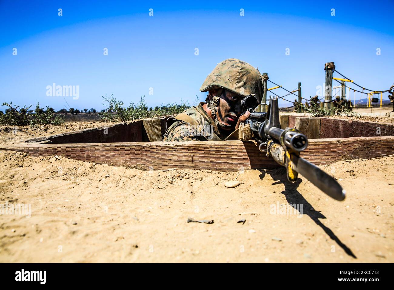 Der US-Soldat bietet Deckung, während sein Feuerwehrteam seine Position vorantreibt. Stockfoto