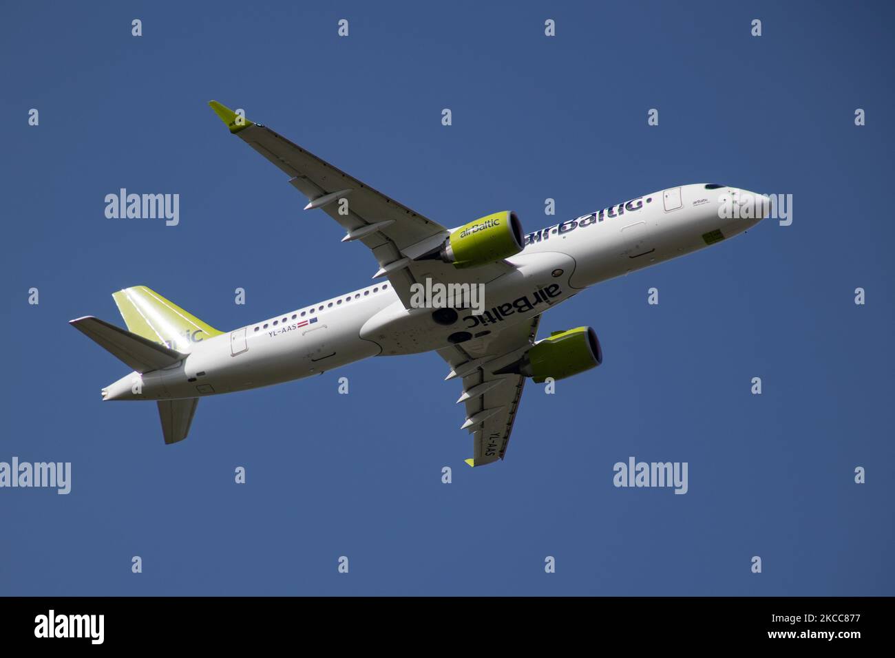 Air Baltic Airbus A220-300-Flugzeuge, wie sie beim Start und Flug vom Flughafen Amsterdam Schiphol AMS EHAM am blauen Himmel gesehen werden. Der Airbus A220 ist das frühere Bombardier CS300-Modell. Das Flugzeug hat die Registrierung YL-AAS und wird von 2x PW-Düsentoktoren angetrieben. Airbus hat kürzlich die Option angekündigt, die Reichweite des spezifischen Flugzeugs zu erweitern. AirBaltic BT BTI ist die zur lettischen Regierung gehörende Fluggesellschaft Lettlands mit Drehkreuz am Flughafen Riga und Stützpunkten in Tallinn und Vilnius. Die Fluggesellschaft fliegt eine All Airbus A220-Flotte mit 25 weiteren Aufträgen. Der weltweite Passagierverkehr in der Luftfahrt Stockfoto