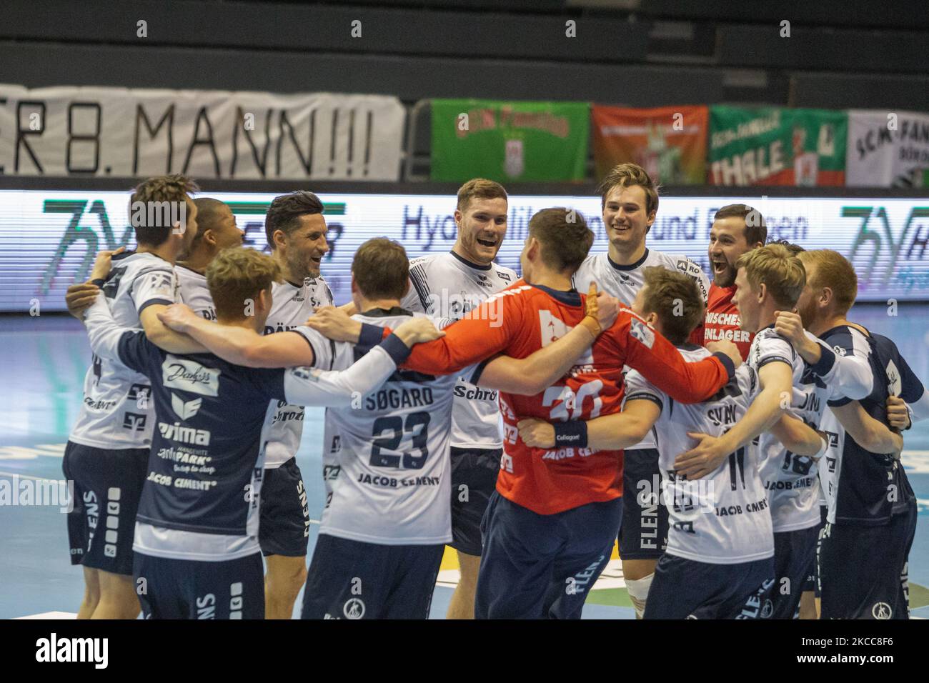 Die Spieler der SG Flensburg-Handewitt feiern am 04. April 2021 in Magdeburg im LIQUI MOLY Handball-Bundesliga-Spiel zwischen dem SC Magdeburg und der SG Flensburg-Handewitt in der GETEC-Arena ihren Sieg. (Foto von Peter Niedung/NurPhoto) Stockfoto