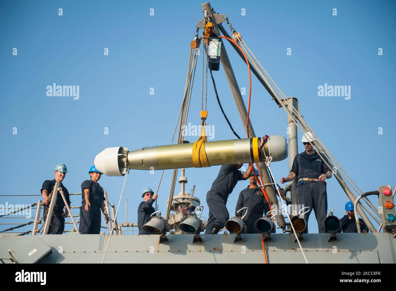 Seeleute transportieren einen MK46 MOD 5A(S) Torpedo an Bord der USS Truxton. Stockfoto