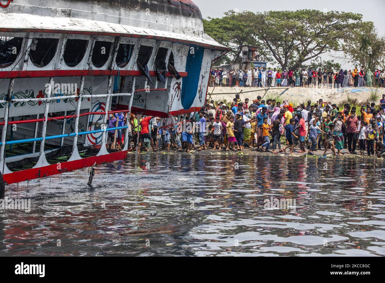 Während einer Rettungsaktion in Narayanganj, Bangladesch, zog das Rettungsschiff am 5. April 2021 mit einem Kran eine Fähre namens ML Sabit Al Hasan aus dem Fluss Shitalakhshyaa heraus. DER ML Sabit Al Hasan kollidierte mit einem Frachtschiff und sank am Sonntagabend mit rund 50 Passagieren im Fluss Shitalakhshyaa, die Zahl der Todesopfer stieg auf 27. (Foto von Ahmed Salahuddin/NurPhoto) Stockfoto