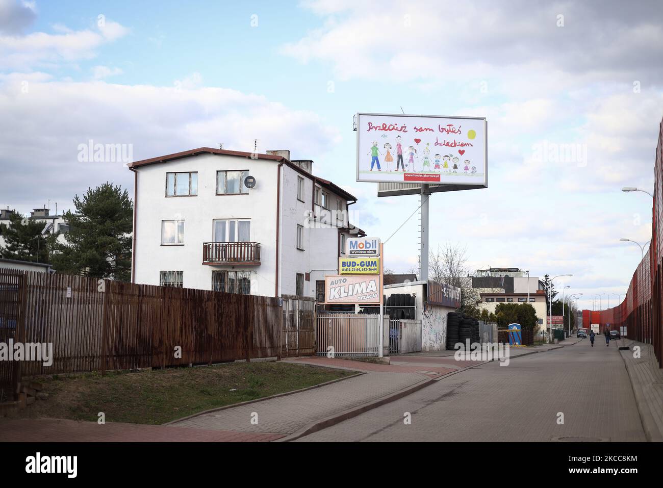 Am 5. April 2021 wird in Warschau, Polen, eine Plakatwand mit einem von der Kornice-Stiftung finanzierten Anti-Abtreibungsplakat gesehen. (Foto von Jaap Arriens/NurPhoto) Stockfoto