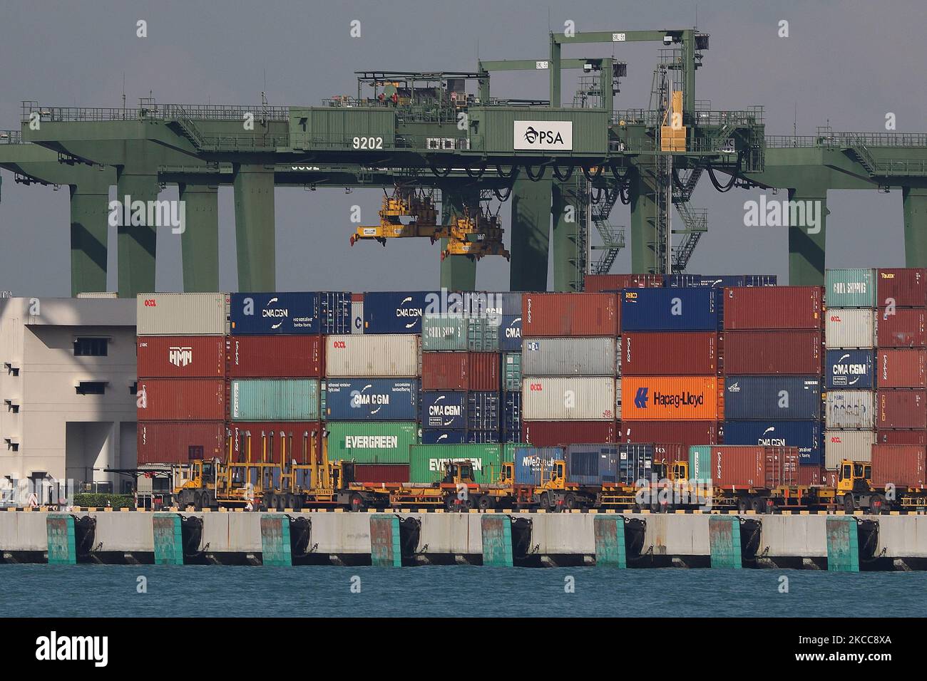 Eine allgemeine Ansicht des Containerhafens, der am 6. April 2021 in Singapur am Pasir Panjang Terminal in Betrieb ist. (Foto von Suhaimi Abdullah/NurPhoto) Stockfoto