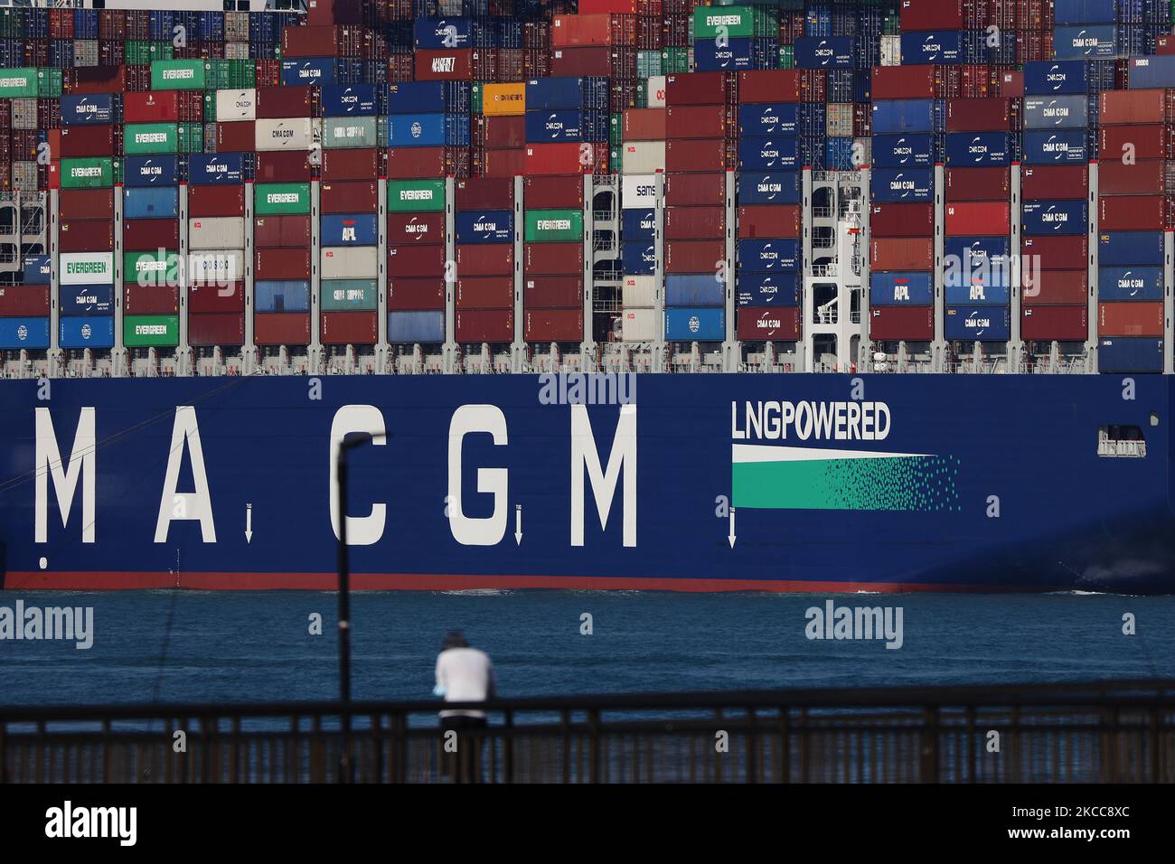 Das größte Containerschiff der Welt, das vollständig mit Flüssigerdgas (LNG) betrieben wird, die CMA CGM Jacques Saade, wird am 6. April 2021 in Singapur am Pasir Panjang Terminal angedockt. (Foto von Suhaimi Abdullah/NurPhoto) Stockfoto