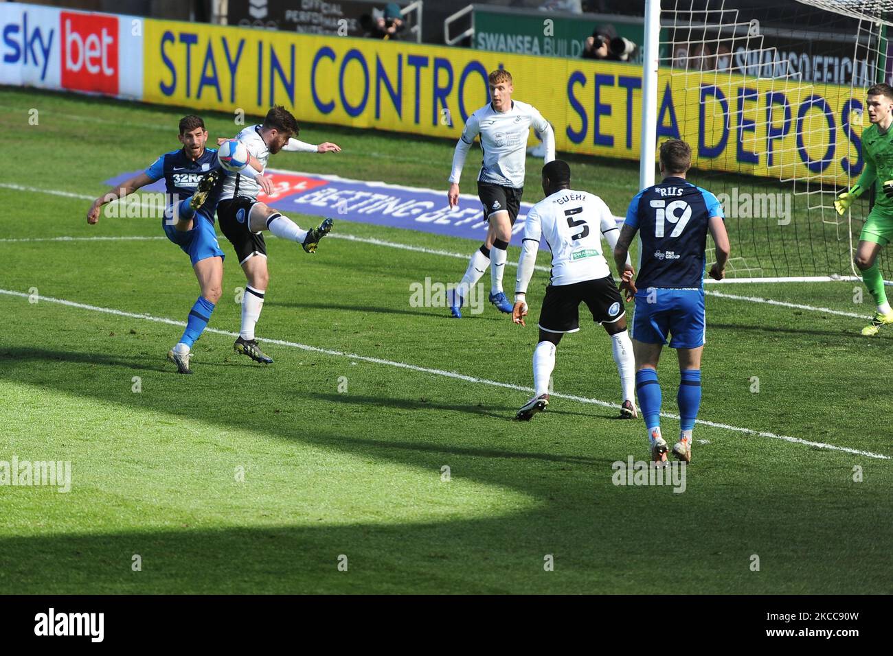 Ched Evans von Preston North End und Ryan Manning von Swansea City in Aktion während des Sky Bet Championship-Spiels zwischen Swansea City und Preston North End am Montag, den 5.. April 2021 im Liberty Stadium, Swansea. (Foto von MI News/NurPhoto) Stockfoto