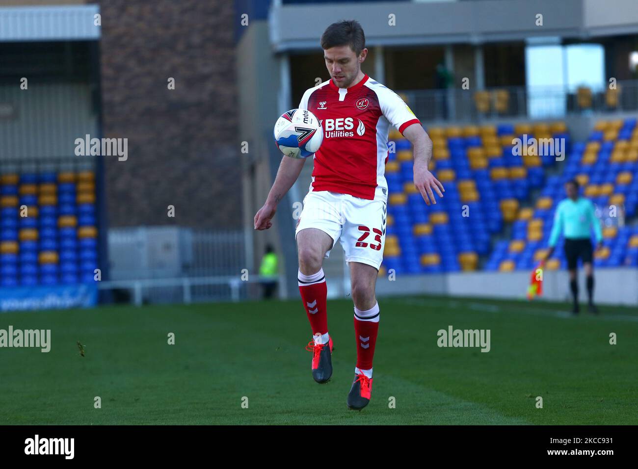 Sam Finley von Fleetwood Town kontrolliert den Ball während des Spiels der Sky Bet League 1 zwischen AFC Wimbledon und Fleetwood Town am 5.. April 2021 in Plough Lane, Wimbledon, London, Großbritannien. (Foto von Federico Maranesi/MI News/NurPhoto) Stockfoto