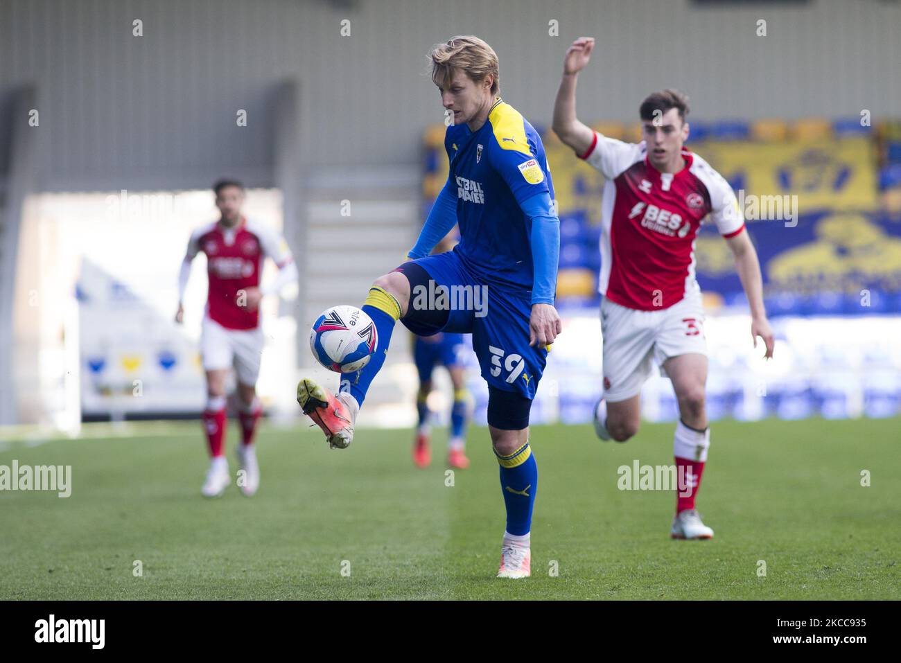 Joe Pigott vom AFC Wimbledon kontrolliert den Ball während des Spiels der Sky Bet League 1 zwischen AFC Wimbledon und Fleetwood Town in Plough Lane, Wimbledon, London, Großbritannien am 5.. April 2021. (Foto von Federico Maranesi/MI News/NurPhoto) Stockfoto