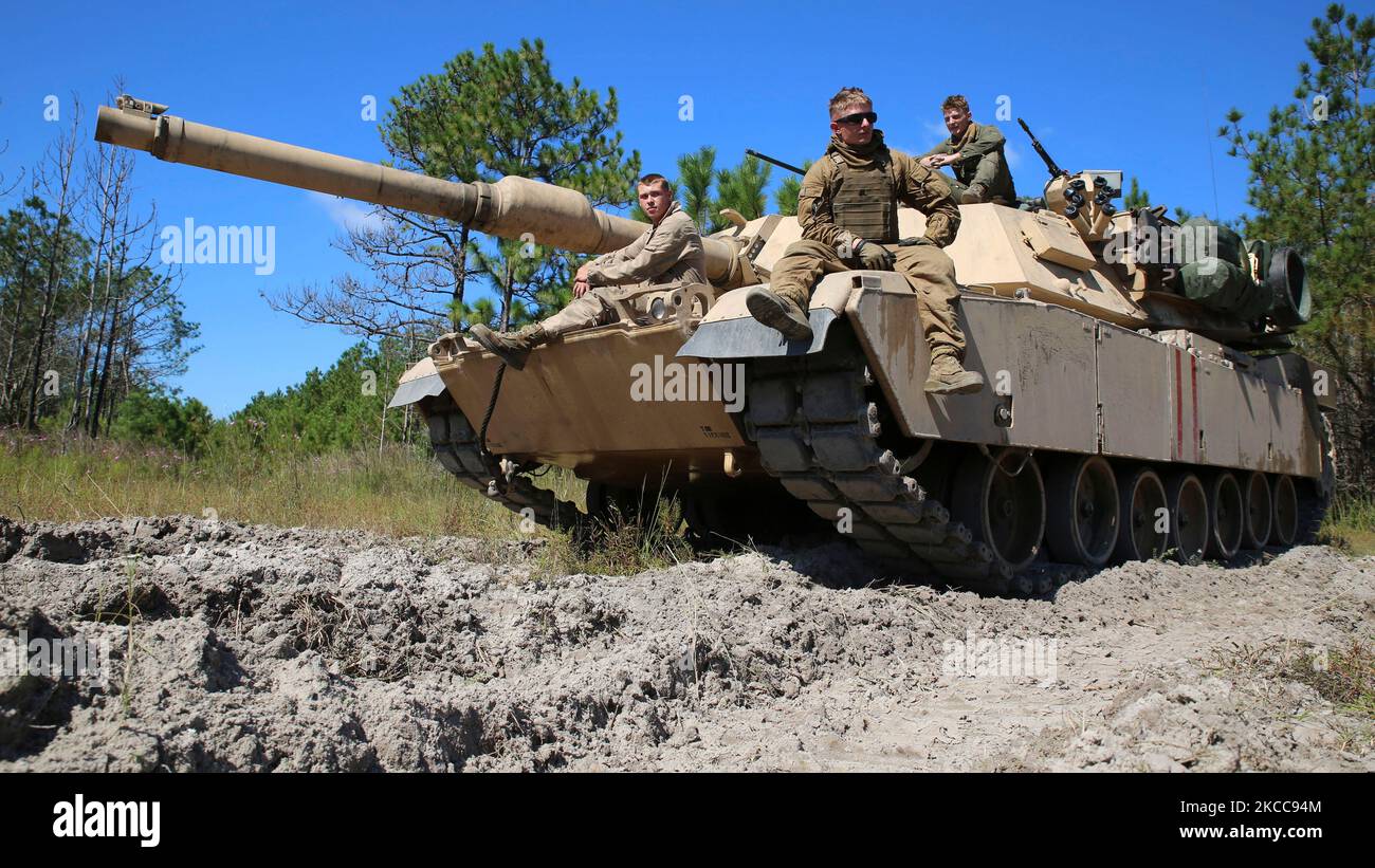 Soldaten machen eine kurze Pause auf ihrem Kampfpanzer. Stockfoto