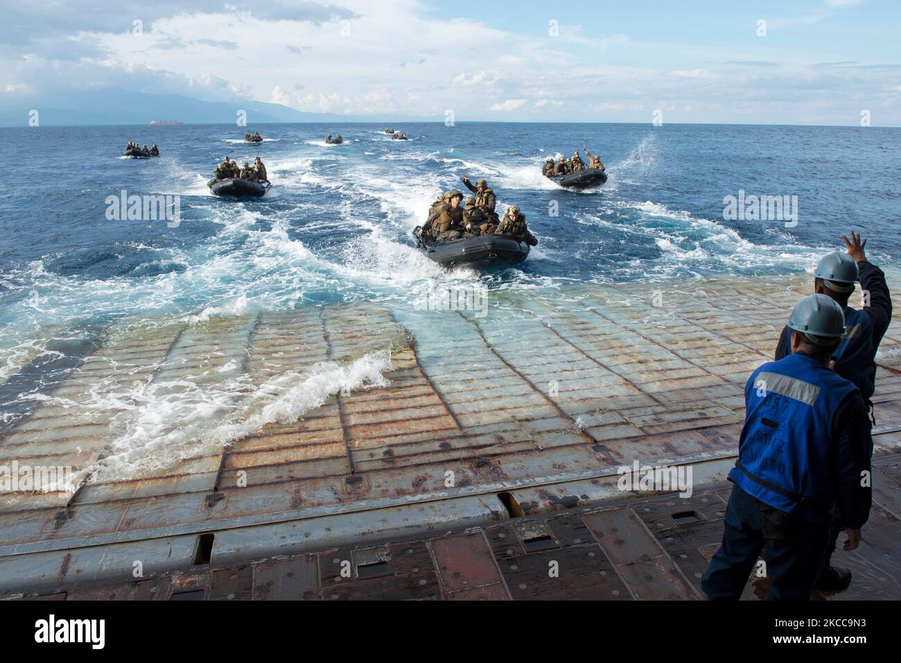 Marines bereiten sich auf das Brunnendeck der USS Germantown vor. Stockfoto