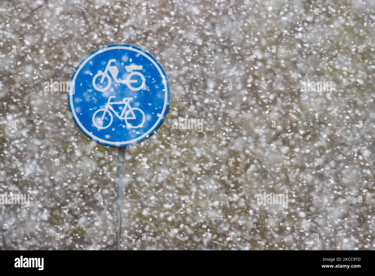 Nahaufnahme von Fahrrad und Roller Seufzen mit Schnee. Der Schneefall in den Niederlanden macht das erste „Weiße Ostern“ nach langer Zeit mit einem deutlichen Temperaturabfall und erreicht nach Angaben der niederländischen Wetterbehörde KNMI den Gefrierpunkt, was den Ostermontag zu einem der kältesten Tage aller Zeiten mit niedrigen Temperaturen macht. Zusätzlich zu Schnee, Hagel und hoher Geschwindigkeit kam es zu starkem eisgekühlten Wind. Die KNMI hat für Montag Abend eine gelbe Wetterwarnung herausgegeben, die besagt, dass es starke Winde und rutschige Bedingungen auf den Straßen geben wird. Die Explosion des kalten Wetters mit dem unheimlichen Wetter erschien nach dem Histo Stockfoto