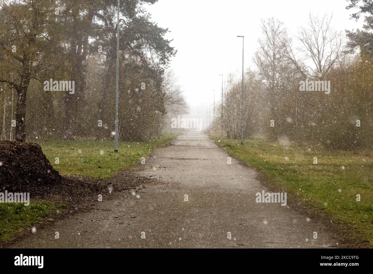 Der Schneefall in den Niederlanden macht das erste „Weiße Ostern“ nach langer Zeit mit einem deutlichen Temperaturabfall und erreicht nach Angaben der niederländischen Wetterbehörde KNMI den Gefrierpunkt, was den Ostermontag zu einem der kältesten Tage aller Zeiten mit niedrigen Temperaturen macht. Zusätzlich zu Schnee, Hagel und hoher Geschwindigkeit kam es zu starkem eisgekühlten Wind. Die KNMI hat für Montag Abend eine gelbe Wetterwarnung herausgegeben, die besagt, dass es starke Winde und rutschige Bedingungen auf den Straßen geben wird. Die Explosion des kalten Wetters mit dem unheimlichen Wetter erschien nach historischen Tagen der Wärme in Europa. Eindhoven, Neth Stockfoto