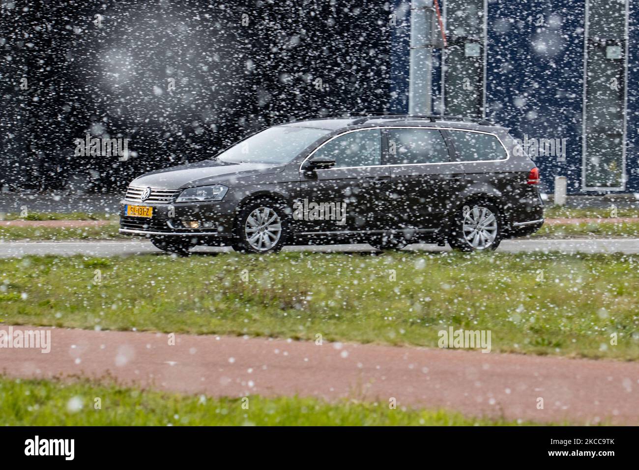 Auto auf der Straße während des Schnees. Der Schneefall in den Niederlanden macht das erste „Weiße Ostern“ nach langer Zeit mit einem deutlichen Temperaturabfall und erreicht nach Angaben der niederländischen Wetterbehörde KNMI den Gefrierpunkt, was den Ostermontag zu einem der kältesten Tage aller Zeiten mit niedrigen Temperaturen macht. Zusätzlich zu Schnee, Hagel und hoher Geschwindigkeit kam es zu starkem eisgekühlten Wind. Die KNMI hat für Montag Abend eine gelbe Wetterwarnung herausgegeben, die besagt, dass es starke Winde und rutschige Bedingungen auf den Straßen geben wird. Der Blast des kalten Wetters mit dem unheimlichen Wetter erschien nach historischen Tagen von Stockfoto