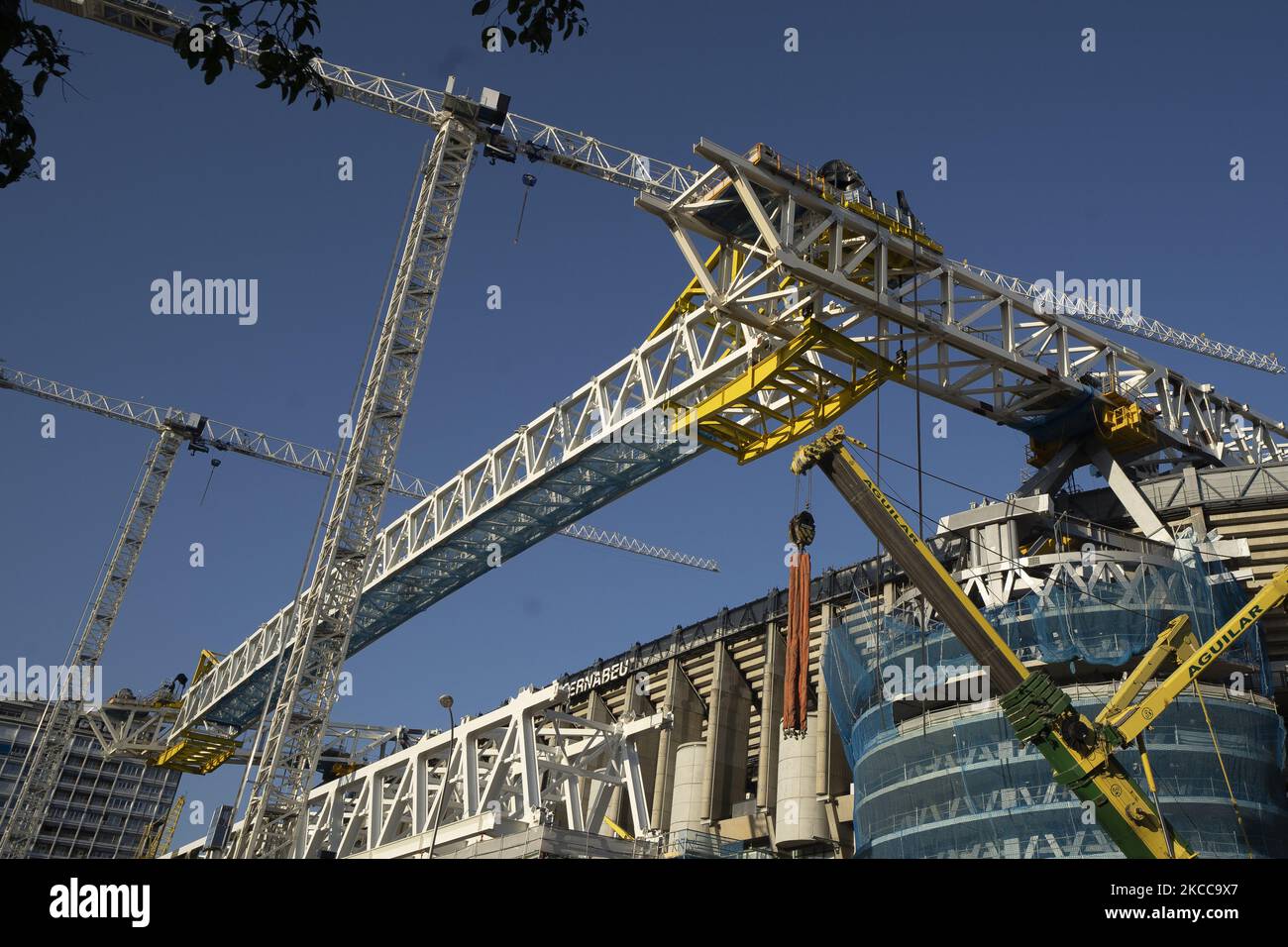 Der Blick auf die Umbauarbeiten des Santiago Bernabeu-Stadions von Real Madrid, ein einbautes Dach, um ein futuristisches Äußeres zu erhalten, die Erhöhung der Einhaushöhe um zwölf Meter und ein Luxushotel sind die herausragendsten Neuheiten der Reform. Am 5. April 2021 in Madrid, Spanien. (Foto von Oscar Gonzalez/NurPhoto) Stockfoto