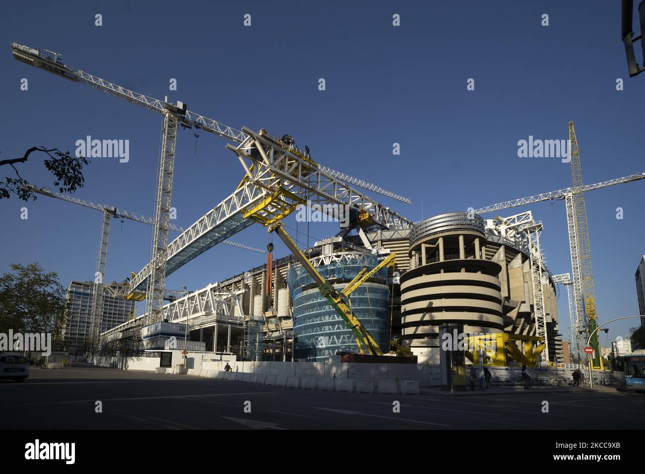 Der Blick auf die Umbauarbeiten des Santiago Bernabeu-Stadions von Real Madrid, ein einbautes Dach, um ein futuristisches Äußeres zu erhalten, die Erhöhung der Einhaushöhe um zwölf Meter und ein Luxushotel sind die herausragendsten Neuheiten der Reform. Am 5. April 2021 in Madrid, Spanien. (Foto von Oscar Gonzalez/NurPhoto) Stockfoto