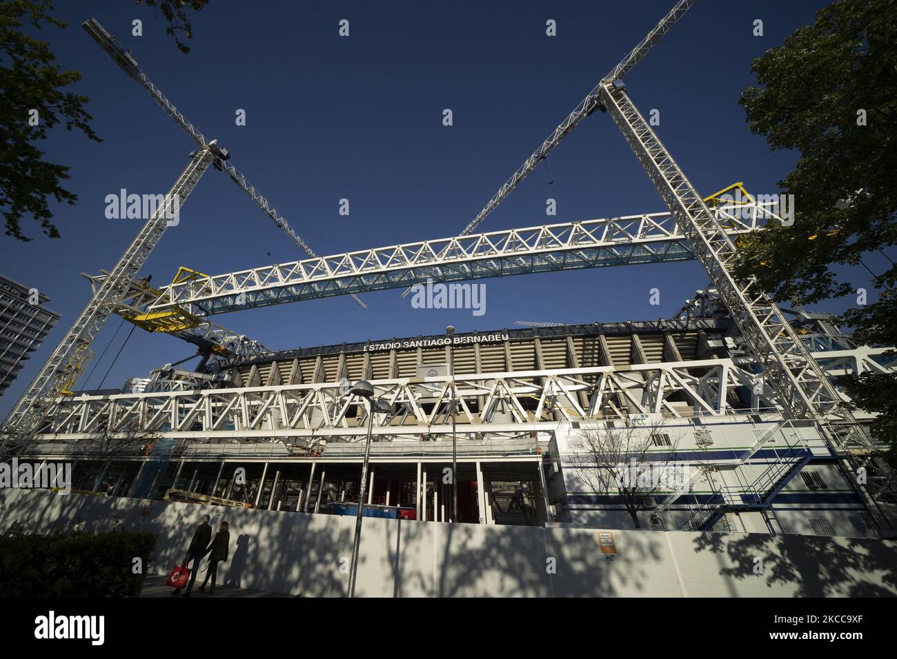 Der Blick auf die Umbauarbeiten des Santiago Bernabeu-Stadions von Real Madrid, ein einbautes Dach, um ein futuristisches Äußeres zu erhalten, die Erhöhung der Einhaushöhe um zwölf Meter und ein Luxushotel sind die herausragendsten Neuheiten der Reform. Am 5. April 2021 in Madrid, Spanien. (Foto von Oscar Gonzalez/NurPhoto) Stockfoto