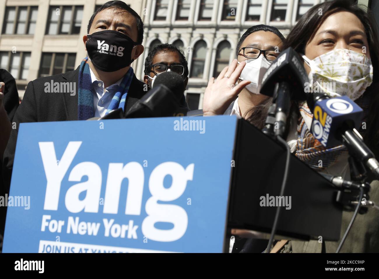 Der Bürgermeisterkandidat Andrew Yang hält eine Pressekonferenz in Lower Manhattan ab, um den Plan zur Wiederbelebung des Broadway und der Live-Performance anzukündigen, der am 5. April 2021 in New York City, USA, einer U-Bahn-Fahrt zur Solidarität gegen asiatische Hassverbrechen folgen soll. Mehrere Mitglieder des stadtrats und Gemeindeführer bilden die asiatische Gemeinschaft und begleiten Yang auf der U-Bahn-Fahrt zum Times Square. (Foto von John Lamparski/NurPhoto) Stockfoto