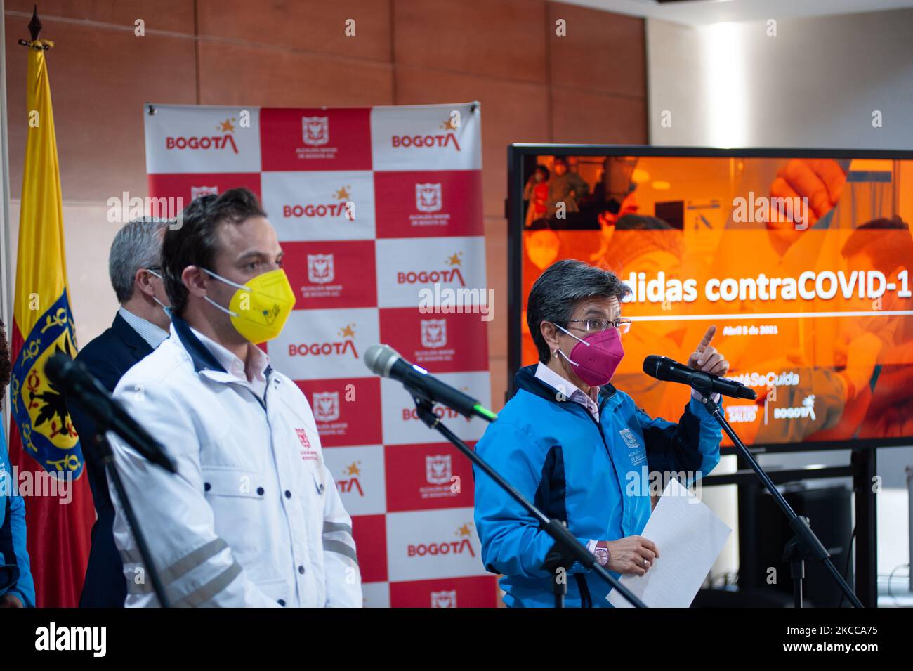 Claudia Lopez (rechts), Bürgermeisterin von Bogota, zusammen mit dem Minister der Regierung, Luis Ernesto Gomez (links), kündigt eine neue Quarantäne für Bogota inmitten der dritten Welle der neuartigen Coronavirus-Pandemie COVID-19 an, Zu den neuen Maßnahmen gehört, dass Menschen, die von der ID-Endnummer abhängig sind, an ungeraden oder geraden Tagen in Handel, Banken und Dienstleistungen gehen können, Und eine 4-tägige Quarantäne, die am Donnerstag, dem 8. april, beginnt und am montag, dem 12. april endet und die die gesamte Stadt einschränkt, werden an den beiden folgenden Wochenenden Maßnahmen ergreifen und die Beschränkungen für Handel und Banken für zwei Wochen. In Bogota, Kolumbien auf AP Stockfoto