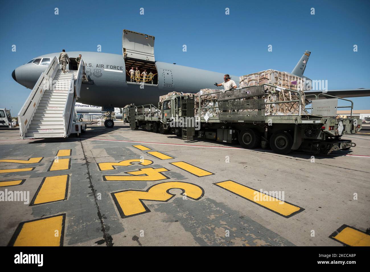 Luftträger entladen humanitäre Fracht aus einem Flugzeug der US Air Force KC-10. Stockfoto