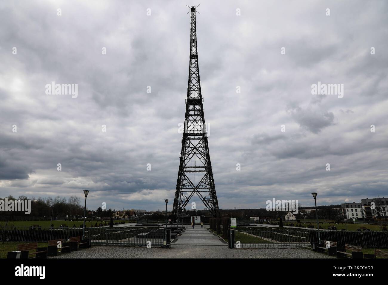 Das höchste Holzgebäude Europas, ein ehemaliger Funkturm in Gliwice, Polen, am 4. April 2021. Der Radiosender war ein Ort des 'Gleiwitz-Vorfalls' am 31. August 1939. Deutsche, die sich als schlesische Separatisten aufstellten, stürmten den Radiosender und sendeten eine Erklärung auf Polnisch, um öffentliche Unterstützung zu erhalten. (Foto von Jakub Porzycki/NurPhoto) Stockfoto Das höchste Holzgebäude Europas, ein ehemaliger Funkturm in Gliwice, Polen, am 4. April 2021. Der Radiosender war ein Ort des 'Gleiwitz-Vorfalls' am 31. August 1939. Deutsche, die sich als schlesische Separatisten aufstellten, stürmten den Radiosender und sendeten eine Erklärung auf Polnisch, um öffentliche Unterstützung zu erhalten. (Foto von Jakub Porzycki/NurPhoto) Stockfoto