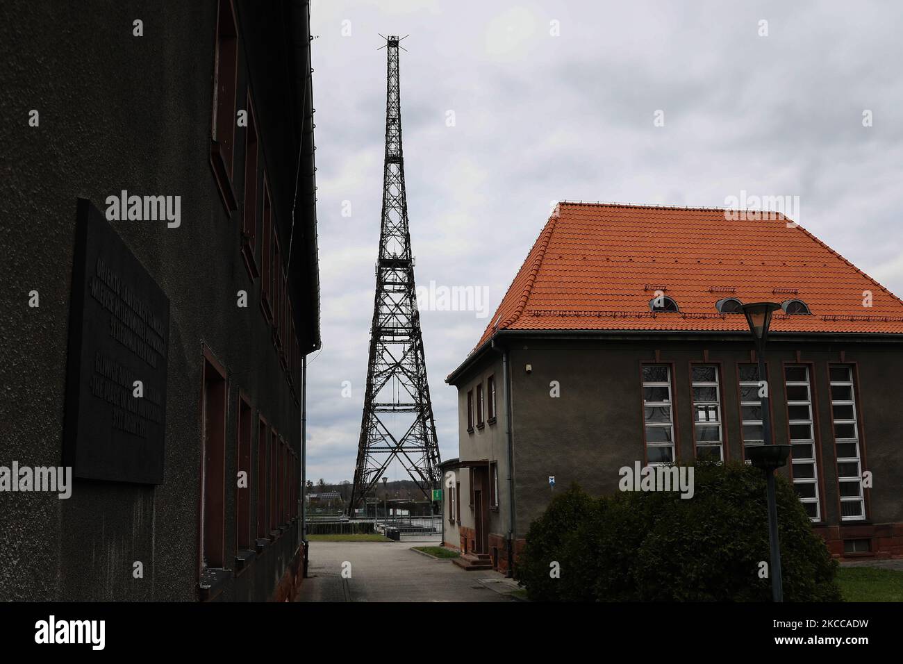 Das höchste Holzgebäude Europas, ein ehemaliger Funkturm in Gliwice, Polen, am 4. April 2021. Der Radiosender war ein Ort des 'Gleiwitz-Vorfalls' am 31. August 1939. Deutsche, die sich als schlesische Separatisten aufstellten, stürmten den Radiosender und sendeten eine Erklärung auf Polnisch, um öffentliche Unterstützung zu erhalten. (Foto von Jakub Porzycki/NurPhoto) Stockfoto Das höchste Holzgebäude Europas, ein ehemaliger Funkturm in Gliwice, Polen, am 4. April 2021. Der Radiosender war ein Ort des 'Gleiwitz-Vorfalls' am 31. August 1939. Deutsche, die sich als schlesische Separatisten aufstellten, stürmten den Radiosender und sendeten eine Erklärung auf Polnisch, um öffentliche Unterstützung zu erhalten. (Foto von Jakub Porzycki/NurPhoto) Stockfoto