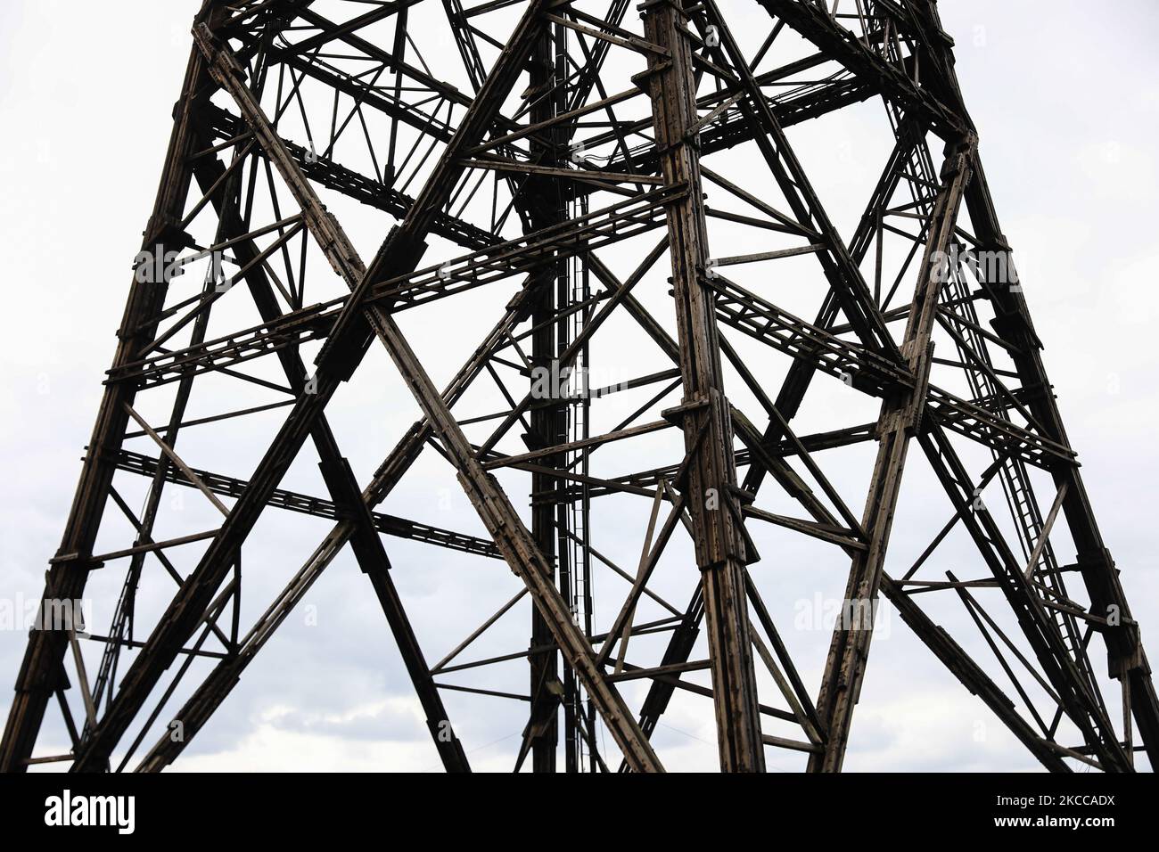 Das höchste Holzgebäude Europas, ein ehemaliger Funkturm in Gliwice, Polen, am 4. April 2021. Der Radiosender war ein Ort des 'Gleiwitz-Vorfalls' am 31. August 1939. Deutsche, die sich als schlesische Separatisten aufstellten, stürmten den Radiosender und sendeten eine Erklärung auf Polnisch, um öffentliche Unterstützung zu erhalten. (Foto von Jakub Porzycki/NurPhoto) Stockfoto Das höchste Holzgebäude Europas, ein ehemaliger Funkturm in Gliwice, Polen, am 4. April 2021. Der Radiosender war ein Ort des 'Gleiwitz-Vorfalls' am 31. August 1939. Deutsche, die sich als schlesische Separatisten aufstellten, stürmten den Radiosender und sendeten eine Erklärung auf Polnisch, um öffentliche Unterstützung zu erhalten. (Foto von Jakub Porzycki/NurPhoto) Stockfoto
