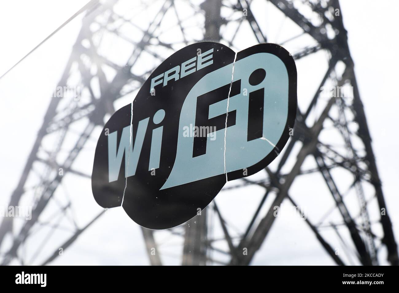 Das kostenlose Wi-Fi-Logo ist in der Nähe des höchsten Holzbaus Europas zu sehen, einem ehemaligen Funkturm in Gliwice, Polen, am 4. April 2021. (Foto von Jakub Porzycki/NurPhoto) Stockfoto Das kostenlose Wi-Fi-Logo ist in der Nähe des höchsten Holzbaus Europas zu sehen, einem ehemaligen Funkturm in Gliwice, Polen, am 4. April 2021. (Foto von Jakub Porzycki/NurPhoto) Stockfoto