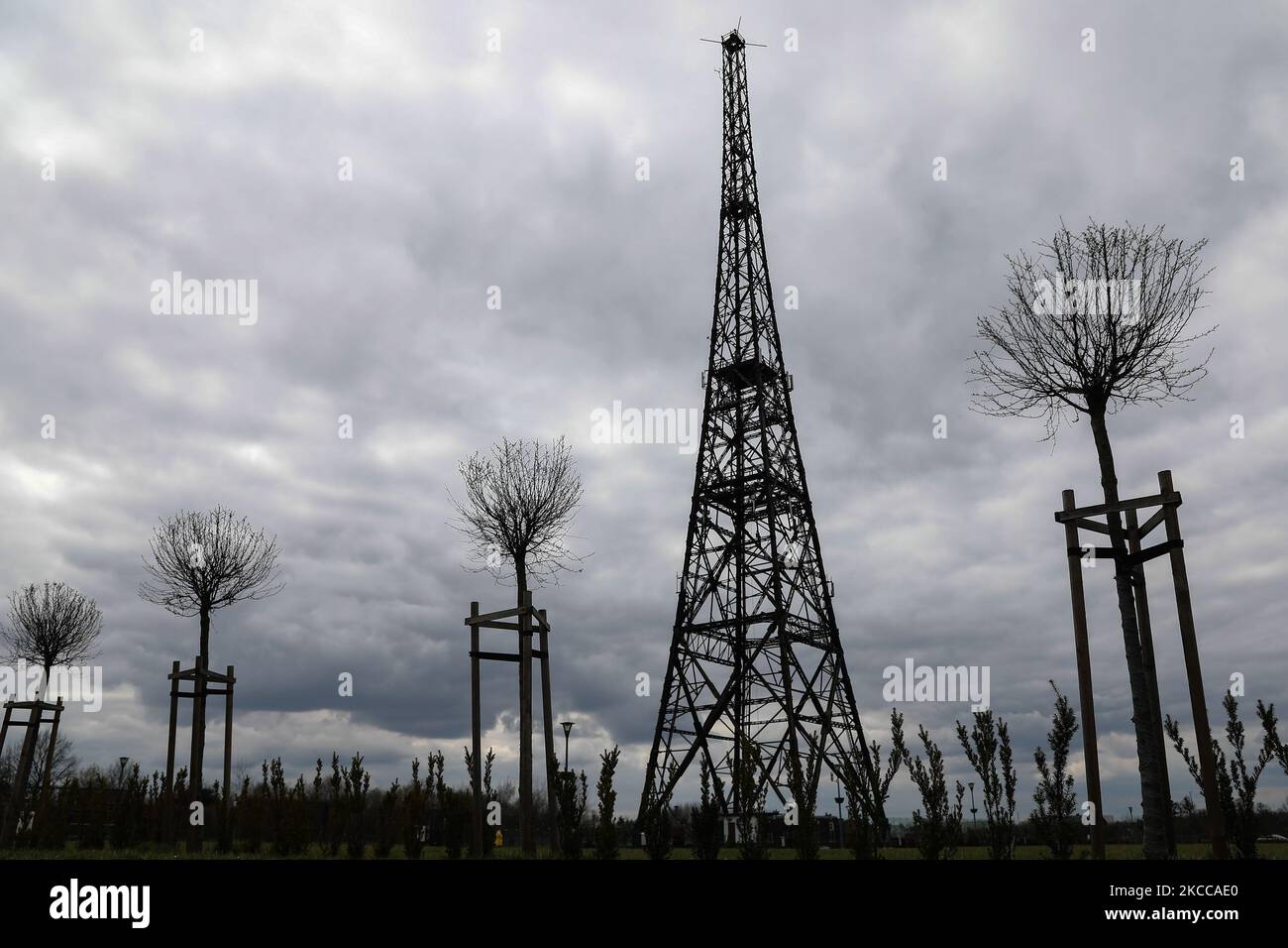 Das höchste Holzgebäude Europas, ein ehemaliger Funkturm in Gliwice, Polen, am 4. April 2021. Der Radiosender war ein Ort des 'Gleiwitz-Vorfalls' am 31. August 1939. Deutsche, die sich als schlesische Separatisten aufstellten, stürmten den Radiosender und sendeten eine Erklärung auf Polnisch, um öffentliche Unterstützung zu erhalten. (Foto von Jakub Porzycki/NurPhoto) Stockfoto Das höchste Holzgebäude Europas, ein ehemaliger Funkturm in Gliwice, Polen, am 4. April 2021. Der Radiosender war ein Ort des 'Gleiwitz-Vorfalls' am 31. August 1939. Deutsche, die sich als schlesische Separatisten aufstellten, stürmten den Radiosender und sendeten eine Erklärung auf Polnisch, um öffentliche Unterstützung zu erhalten. (Foto von Jakub Porzycki/NurPhoto) Stockfoto